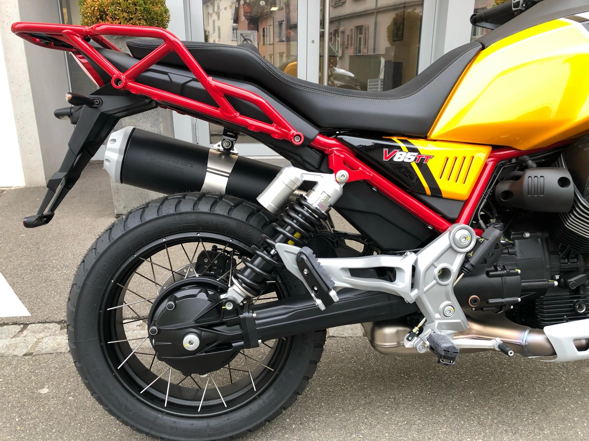 MOTO GUZZI V85 TT Premium Graphics 2-Tone-showroom-element-2