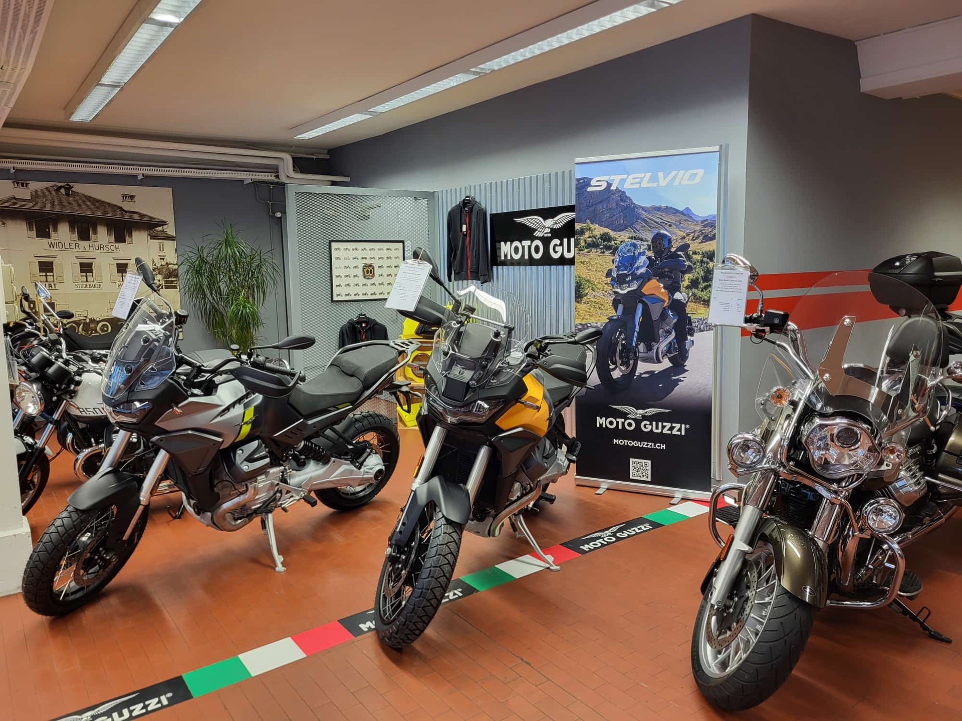 MOTO GUZZI V85 TT Premium Graphics 2-Tone-image-11