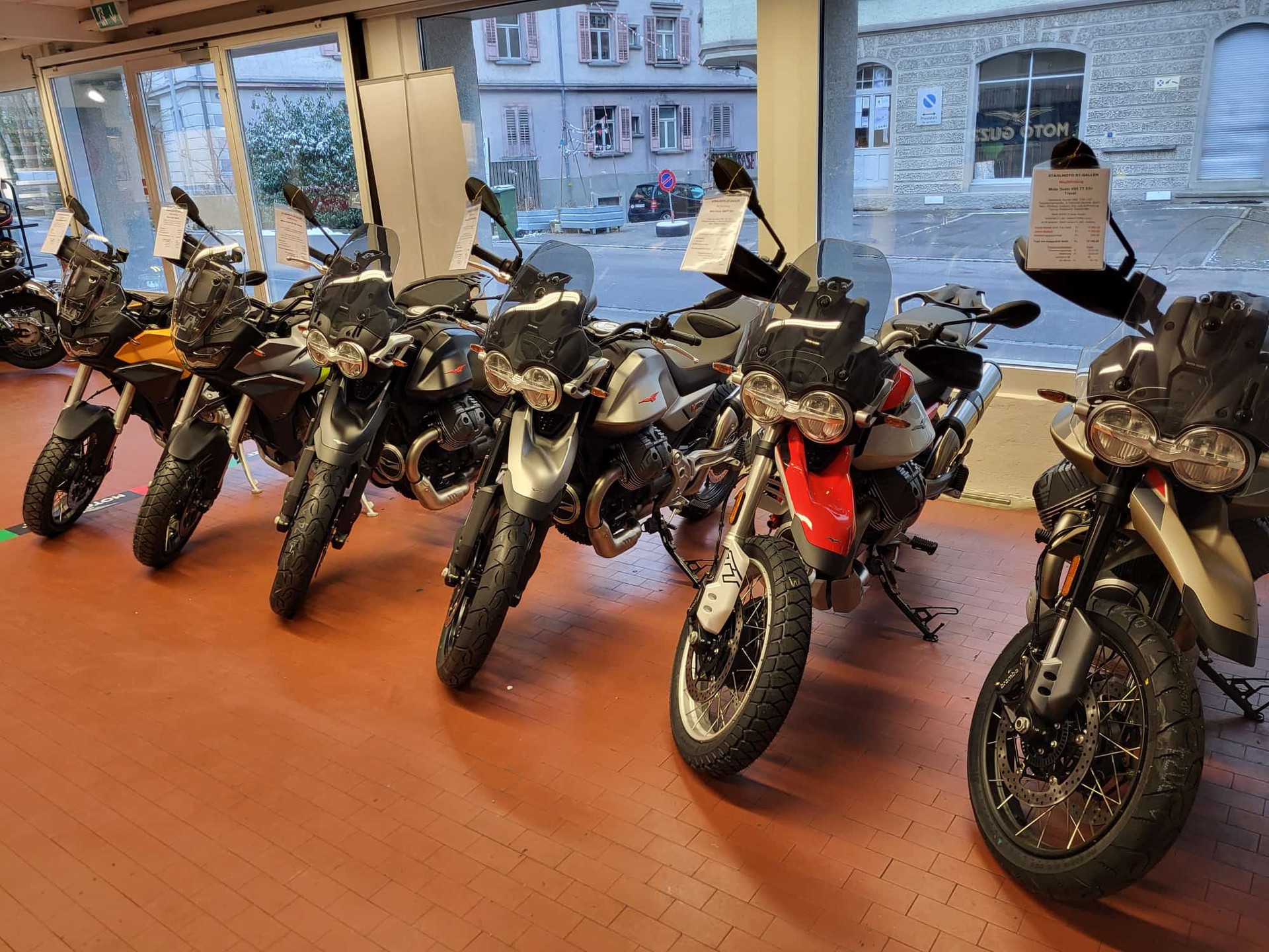 MOTO GUZZI V85 TT Premium Graphics 2-Tone-image-8