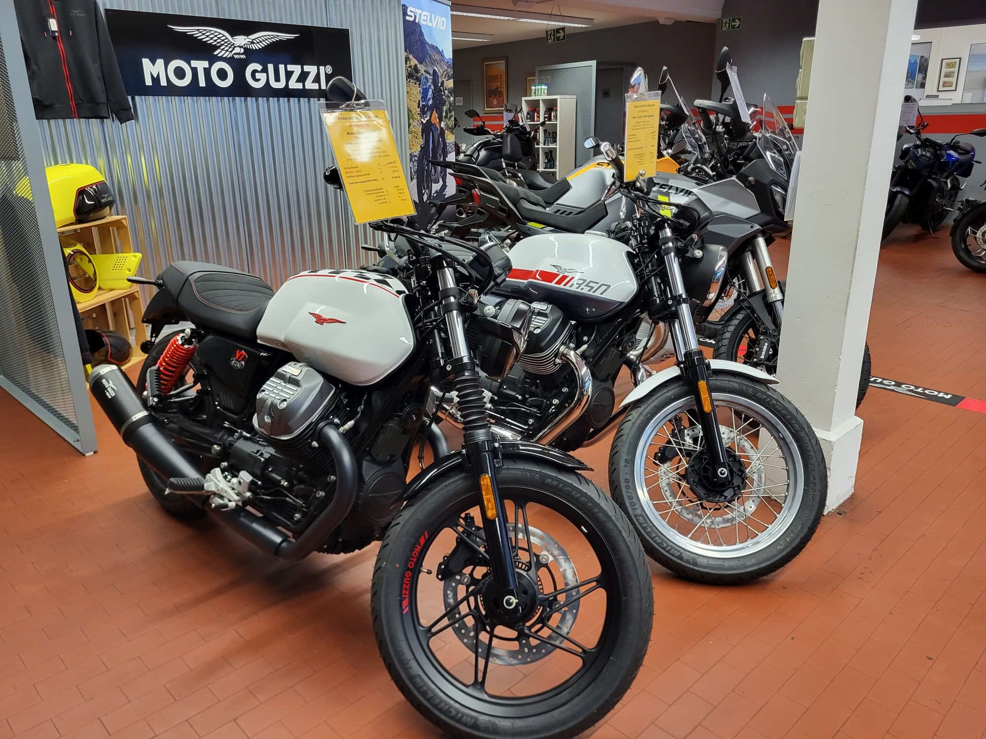 MOTO GUZZI V85 TT Premium Graphics 2-Tone-image-10