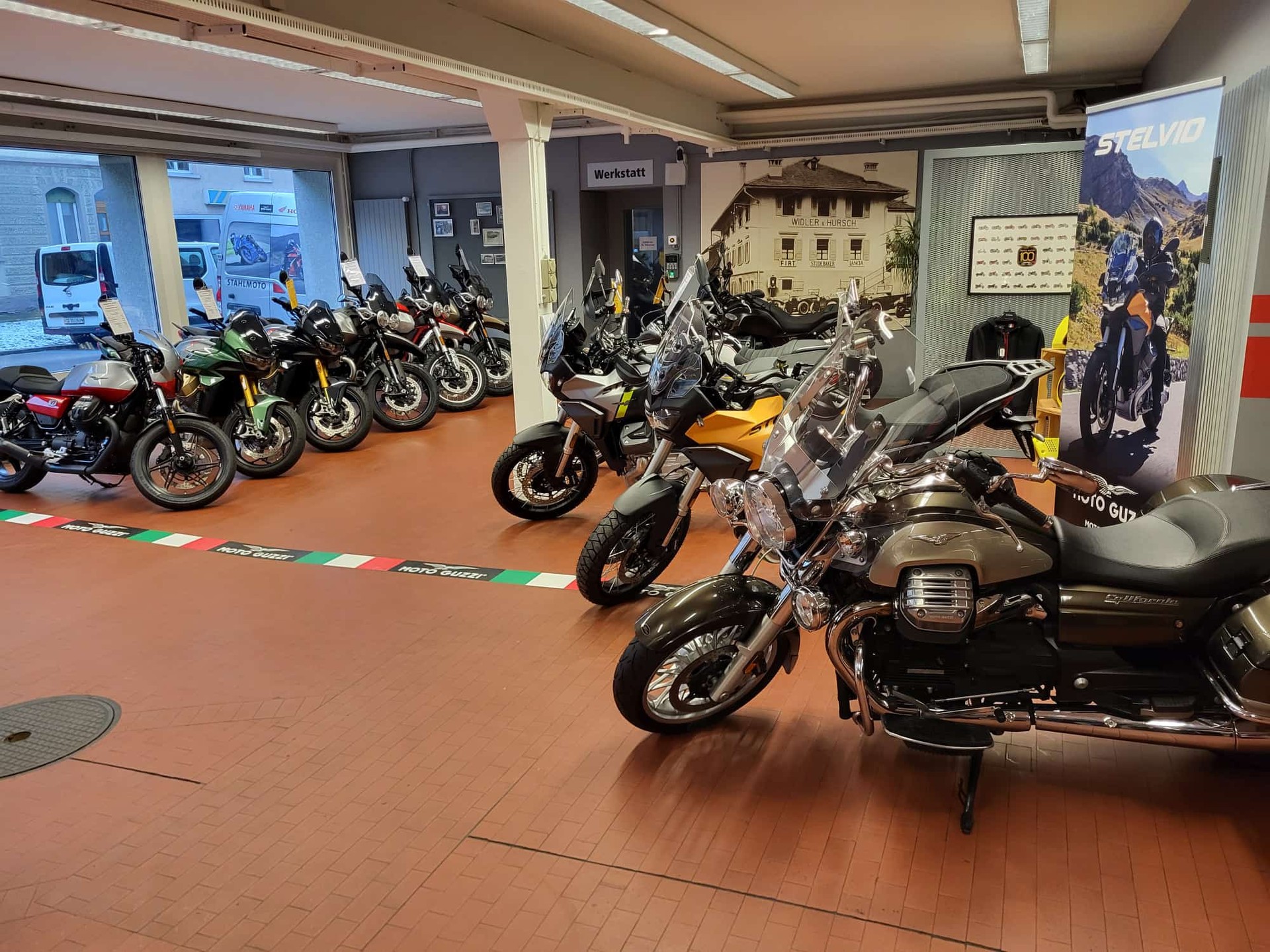 MOTO GUZZI V85 TT Premium Graphics 2-Tone-image-9