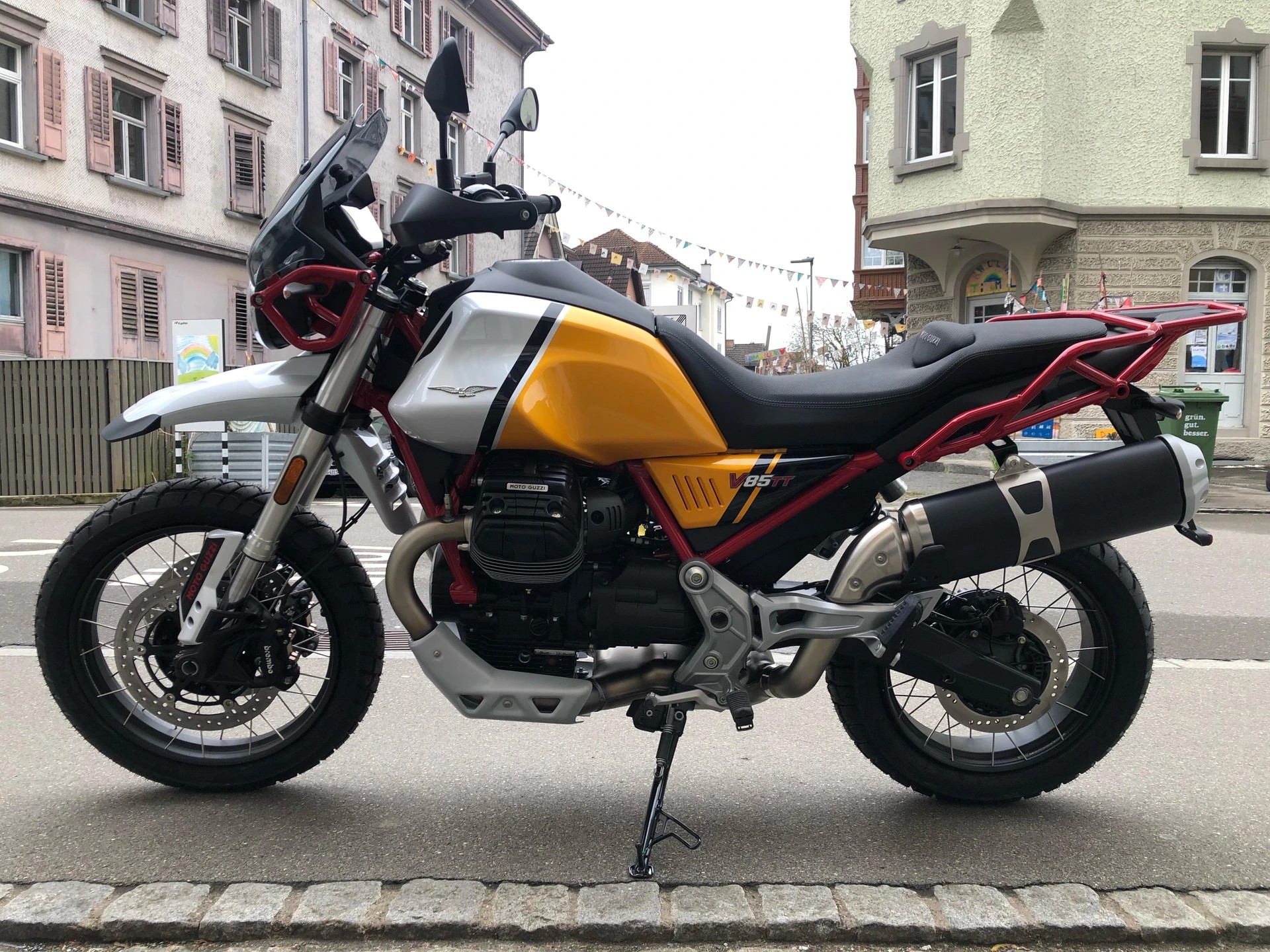 MOTO GUZZI V85 TT Premium Graphics 2-Tone-showroom-element-1