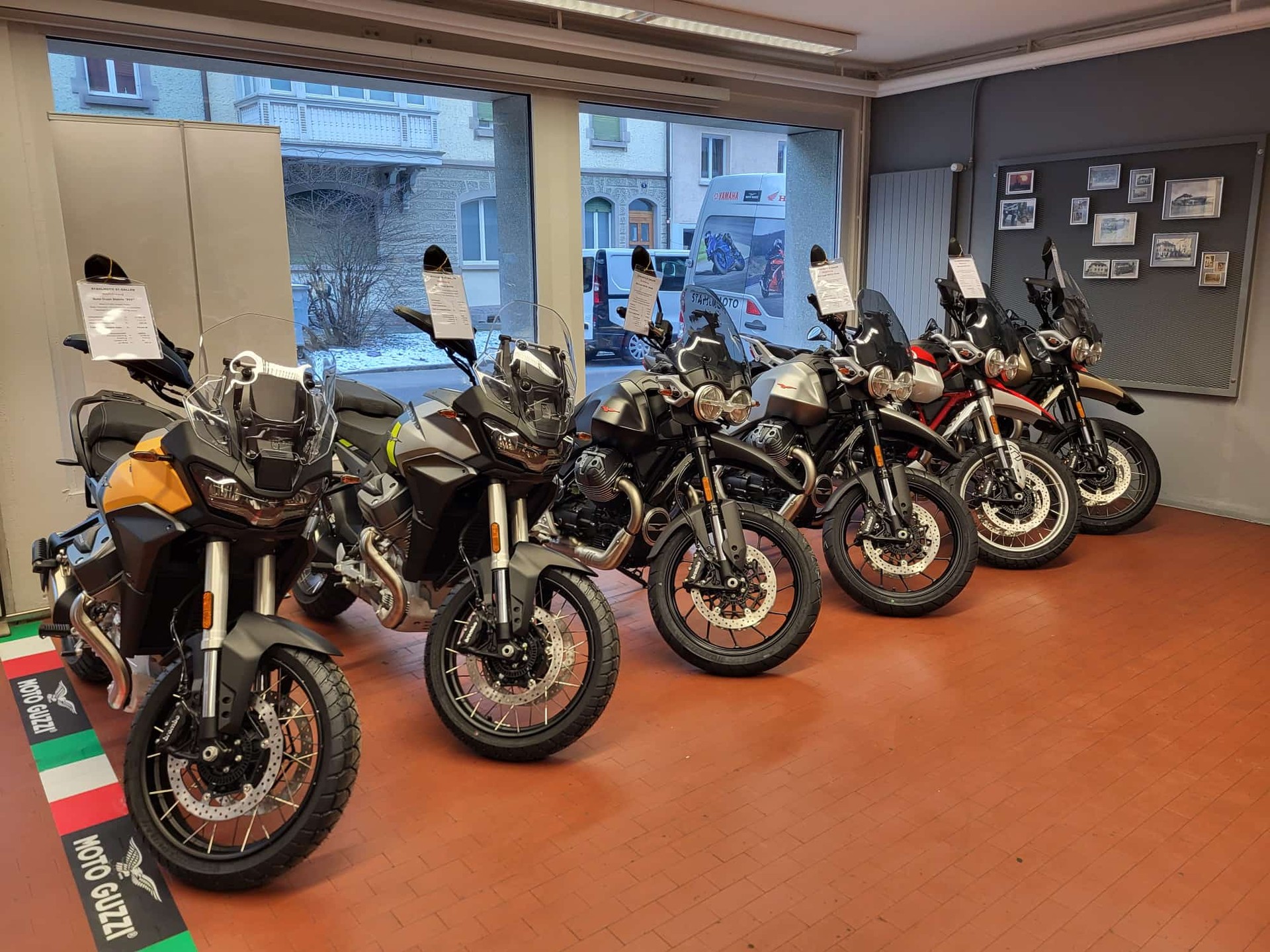 MOTO GUZZI V85 TT Premium Graphics 2-Tone-image-13