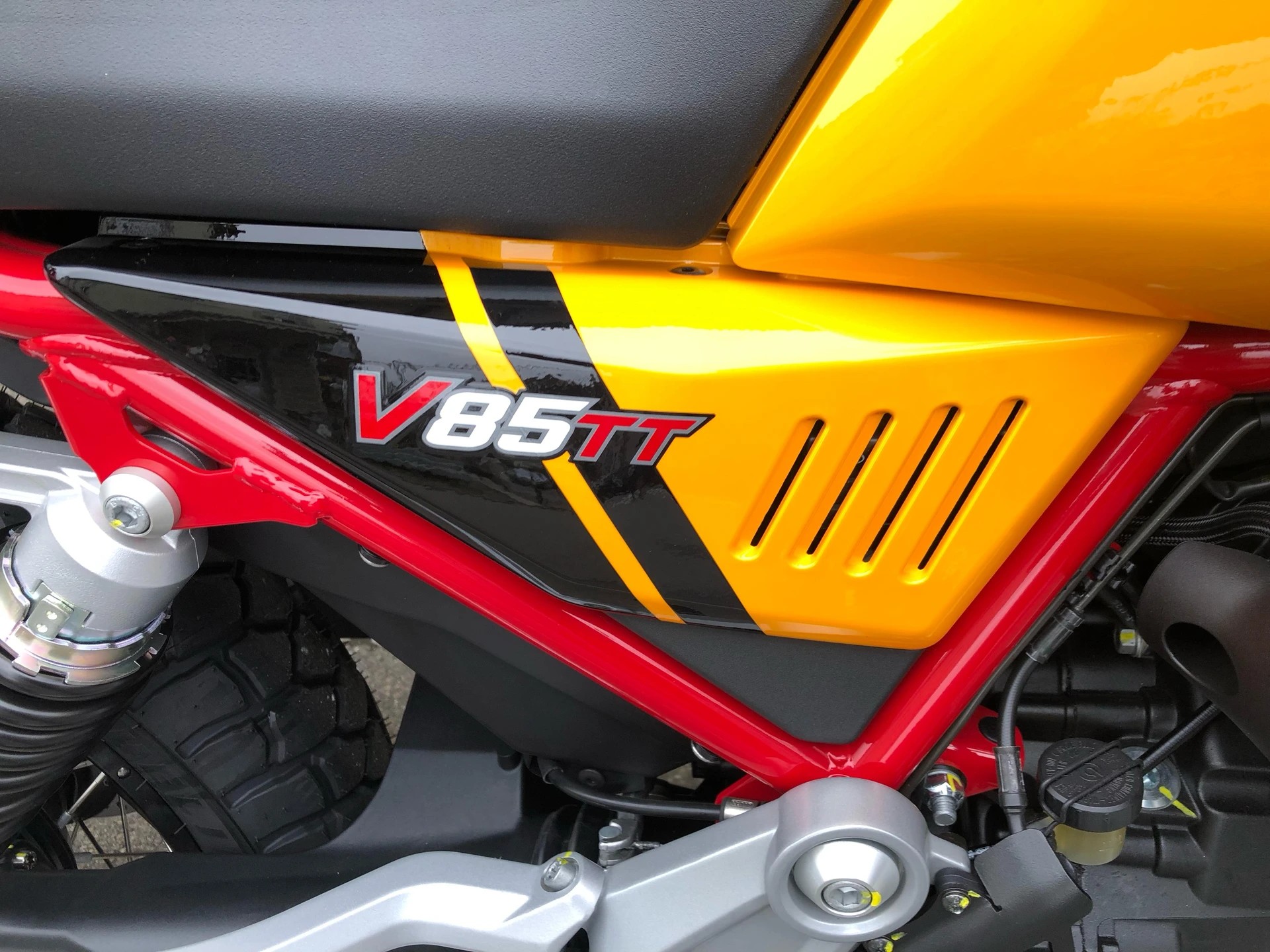 MOTO GUZZI V85 TT Premium Graphics 2-Tone-image-6