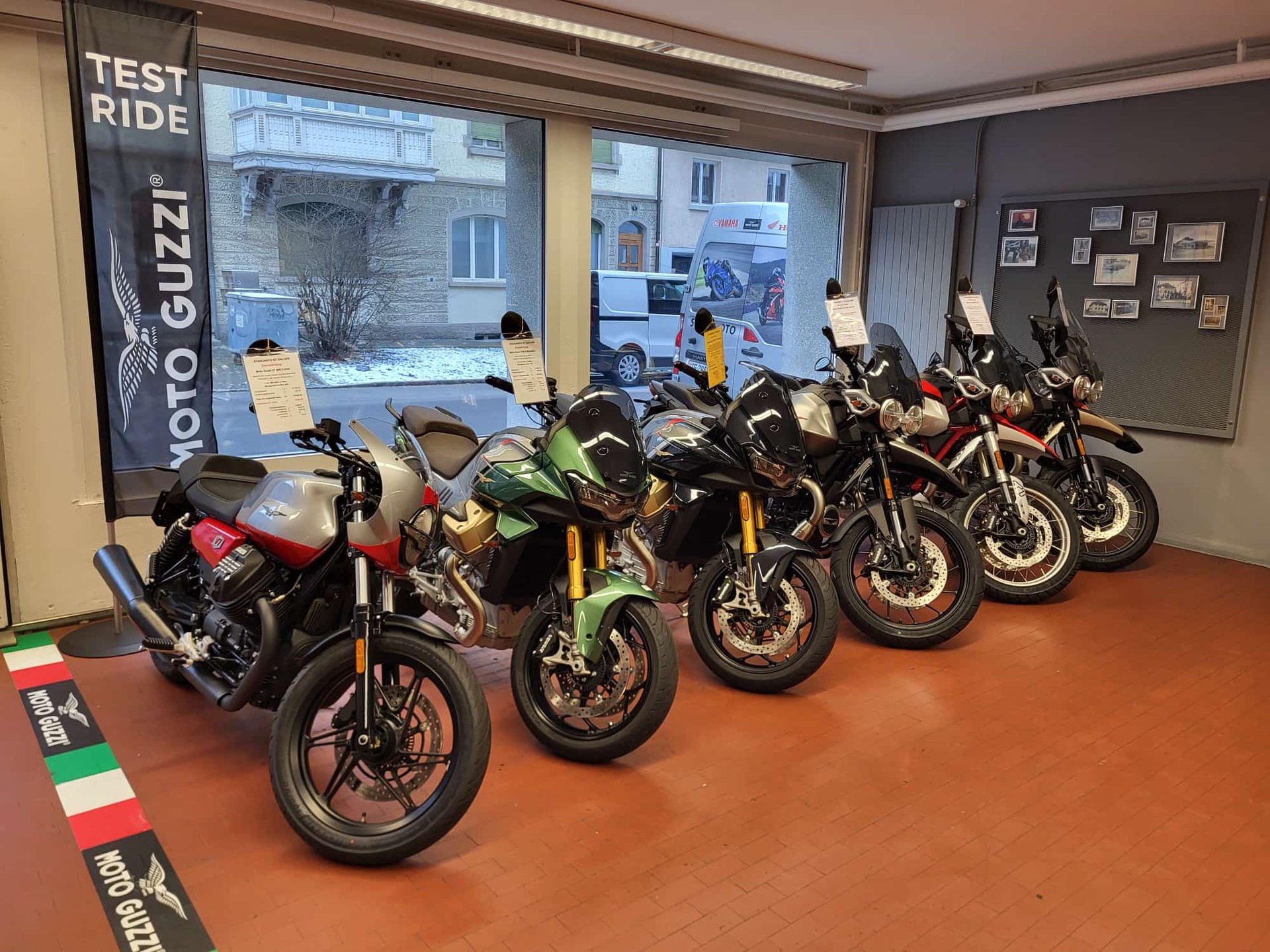 MOTO GUZZI V85 TT Premium Graphics 2-Tone-image-14