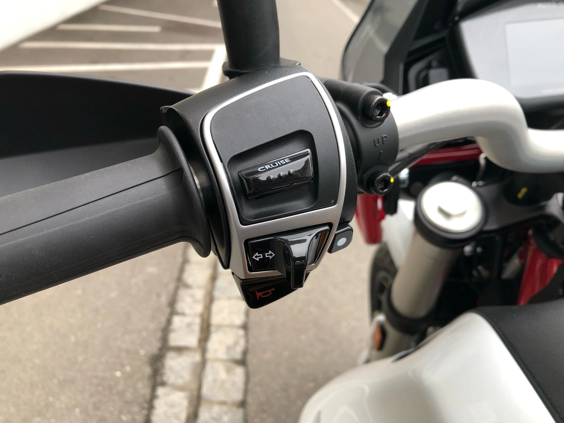 MOTO GUZZI V85 TT Premium Graphics 2-Tone-image-5