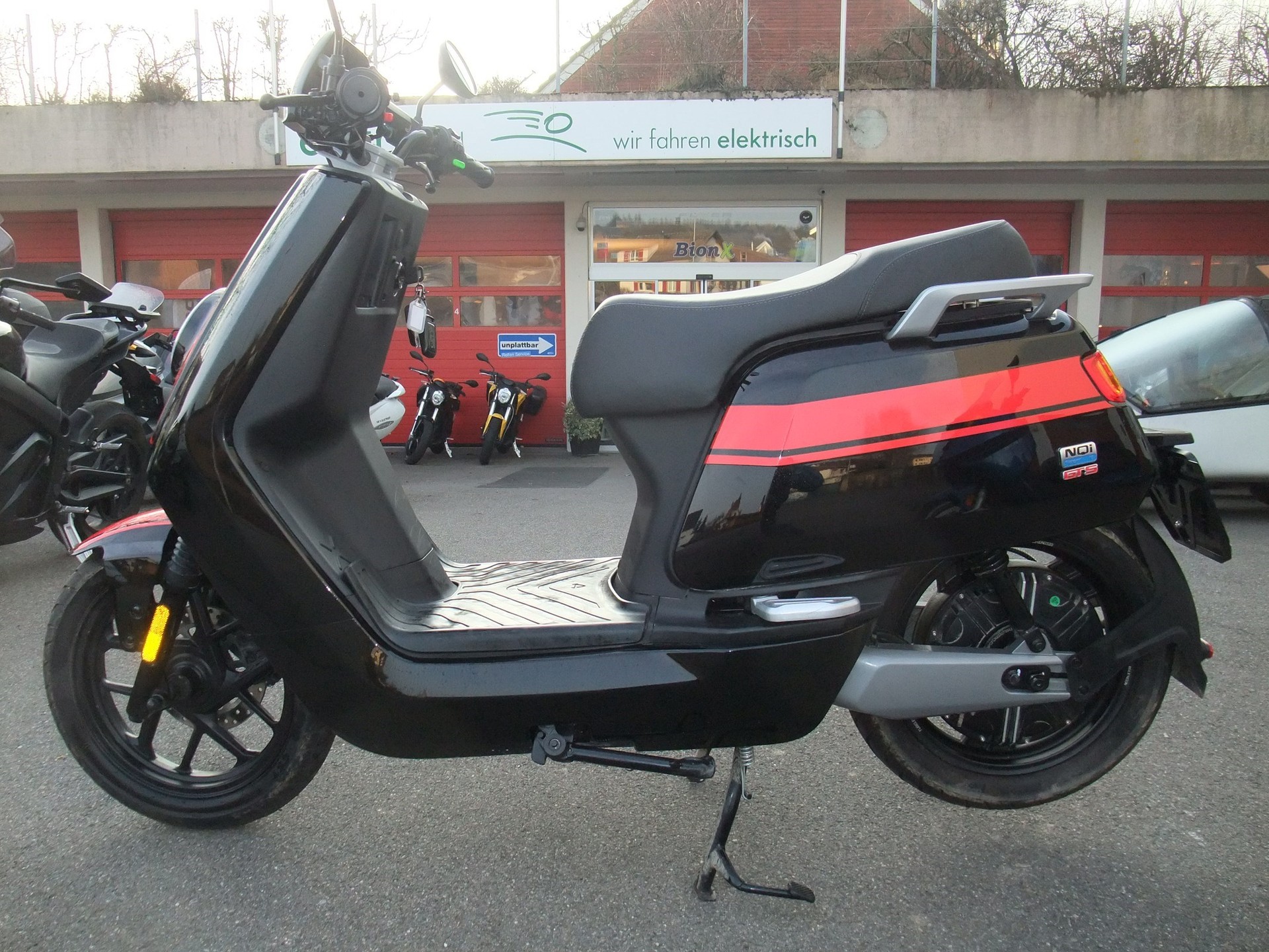 NIU NQi GTS-Pro extended Range-showroom-element-3