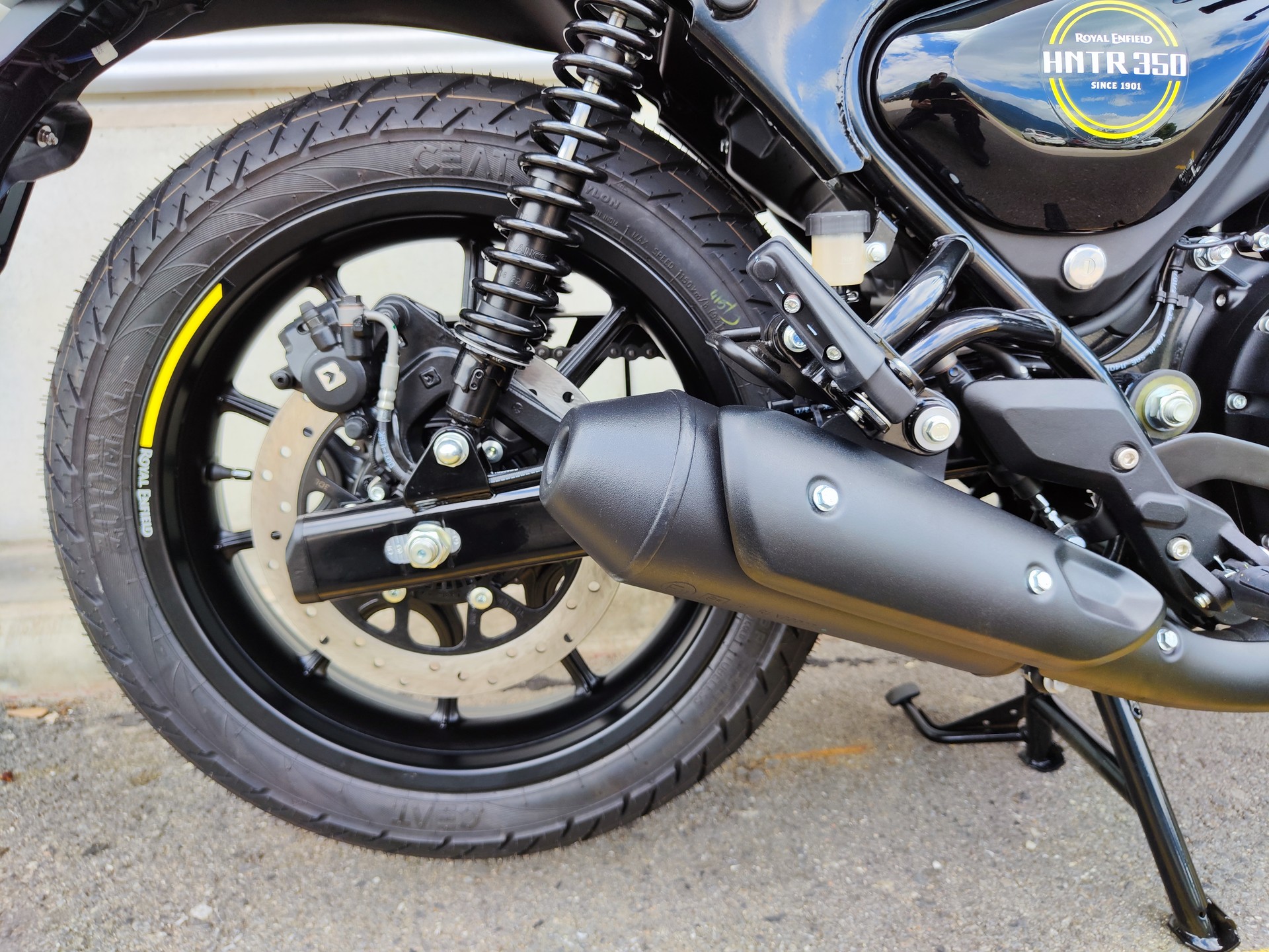 ROYAL ENFIELD HNTR 350-showroom-element-2