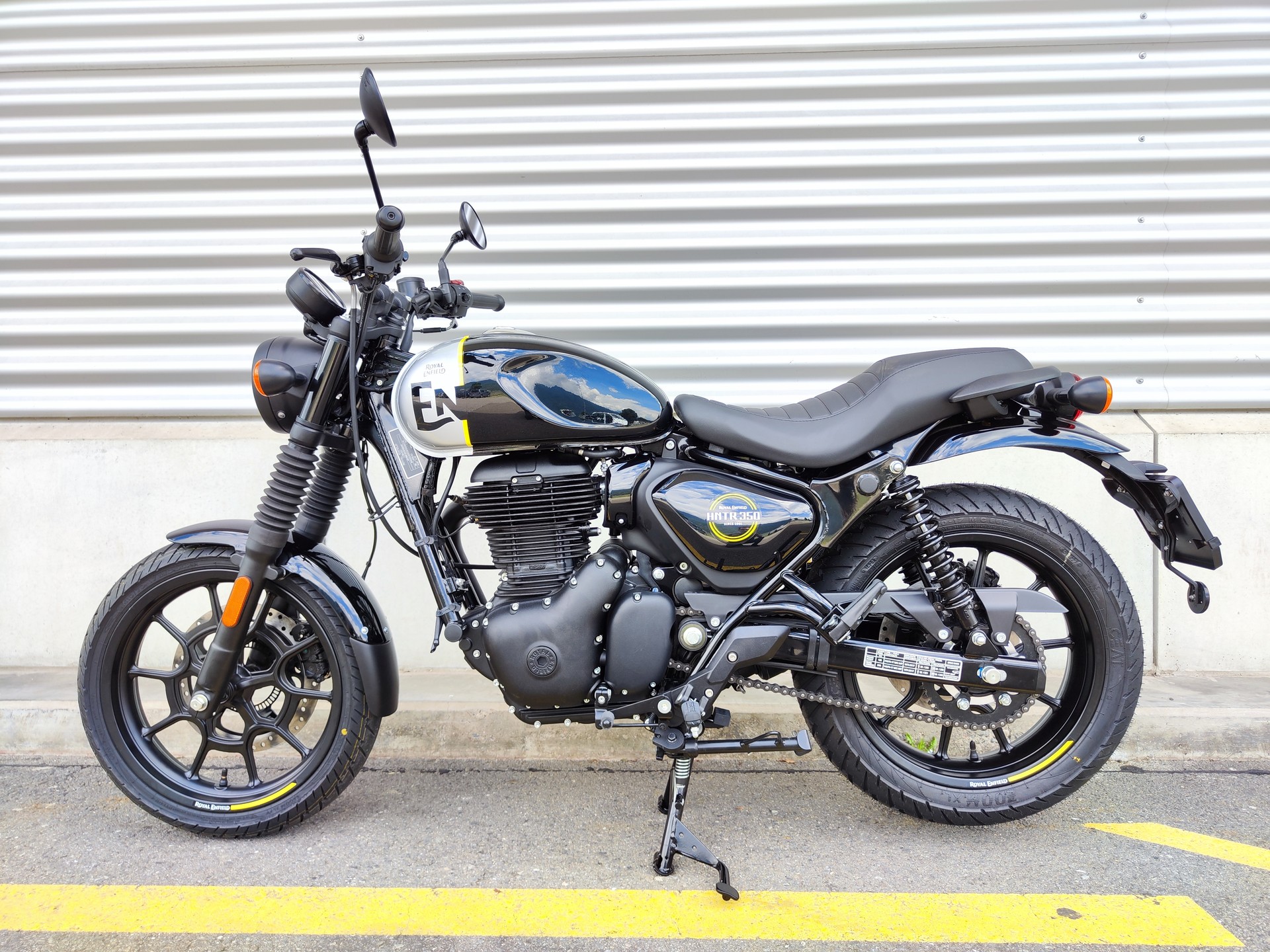 ROYAL ENFIELD HNTR 350-showroom-element-1