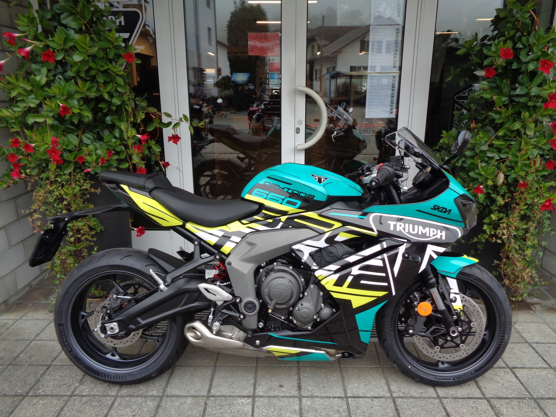 TRIUMPH Daytona 660-showroom-element-1