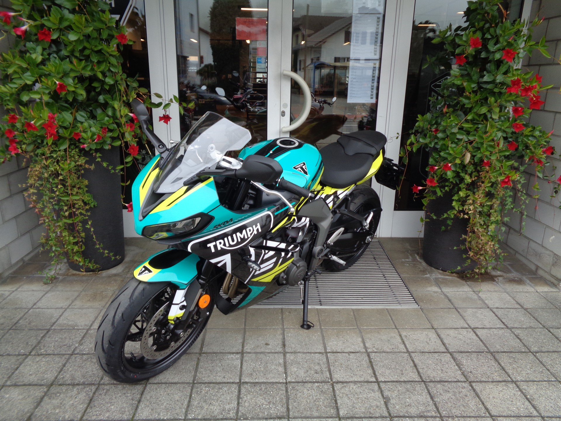 TRIUMPH Daytona 660-showroom-element-3