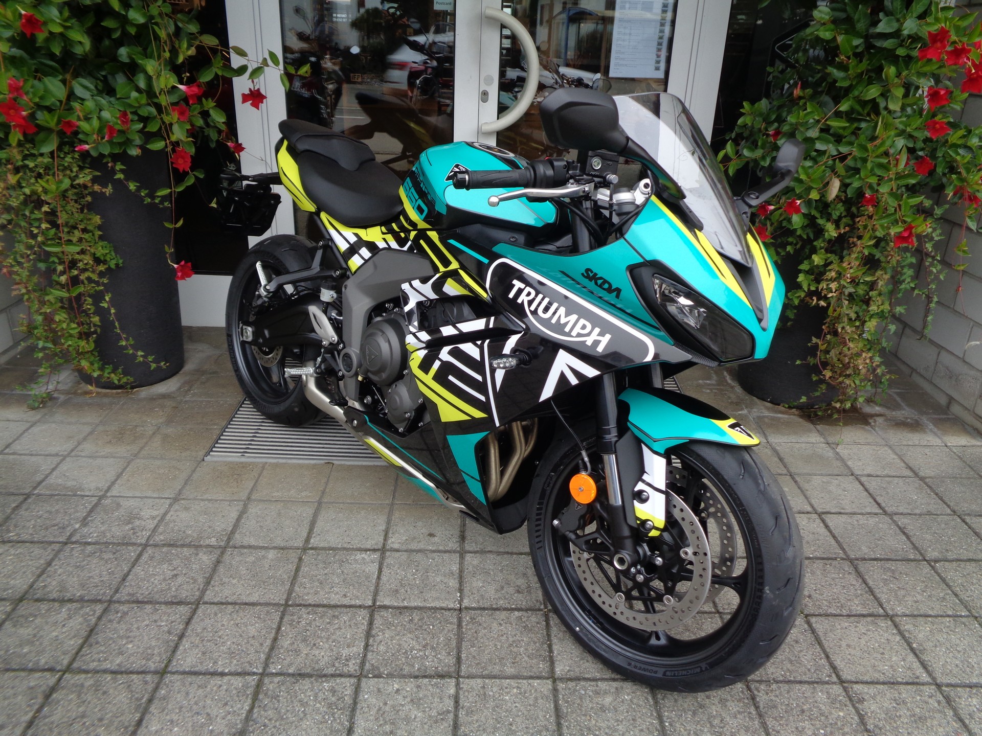 TRIUMPH Daytona 660-showroom-element-2