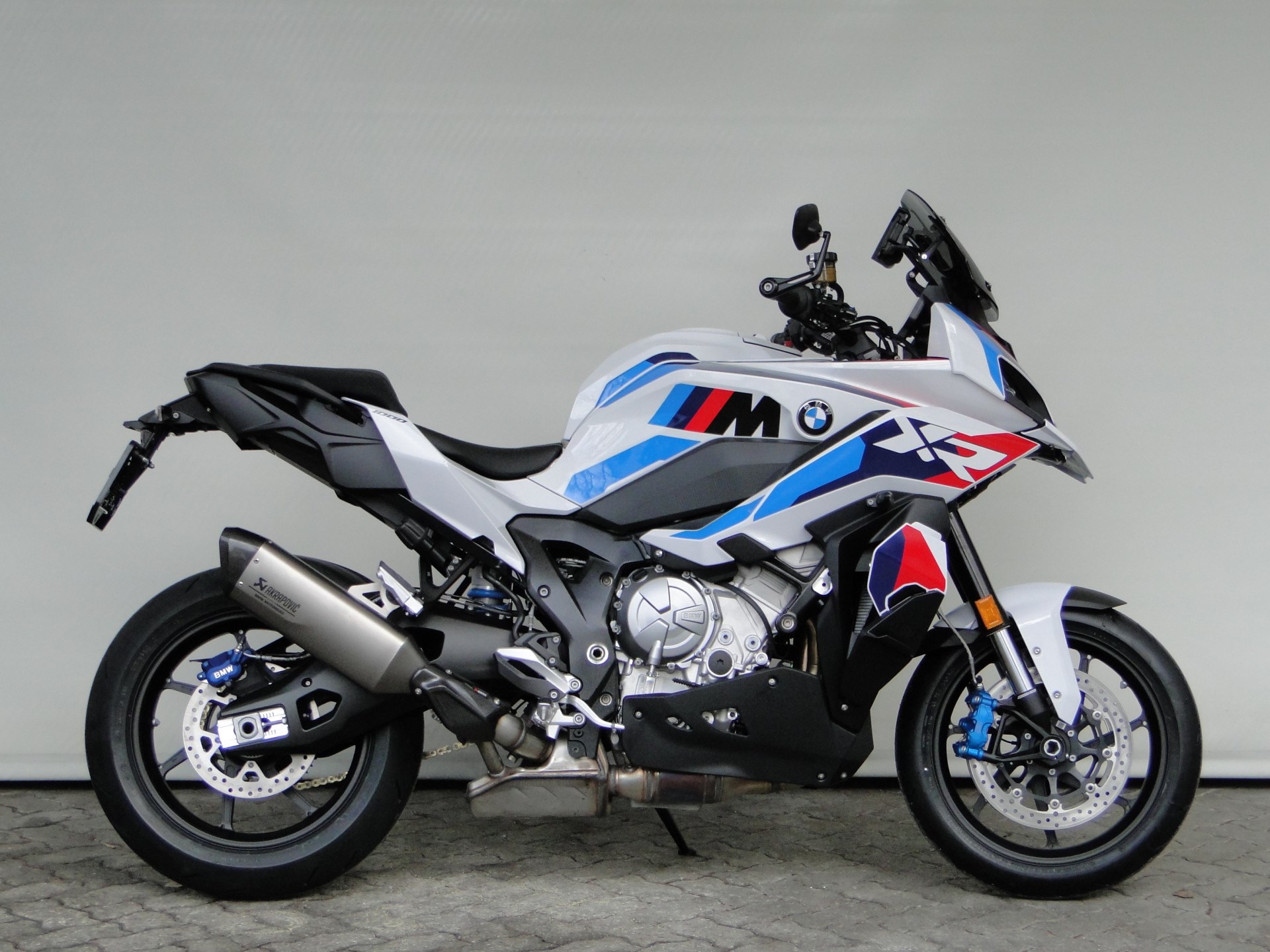 BMW M 1000 XR-showroom-element-1