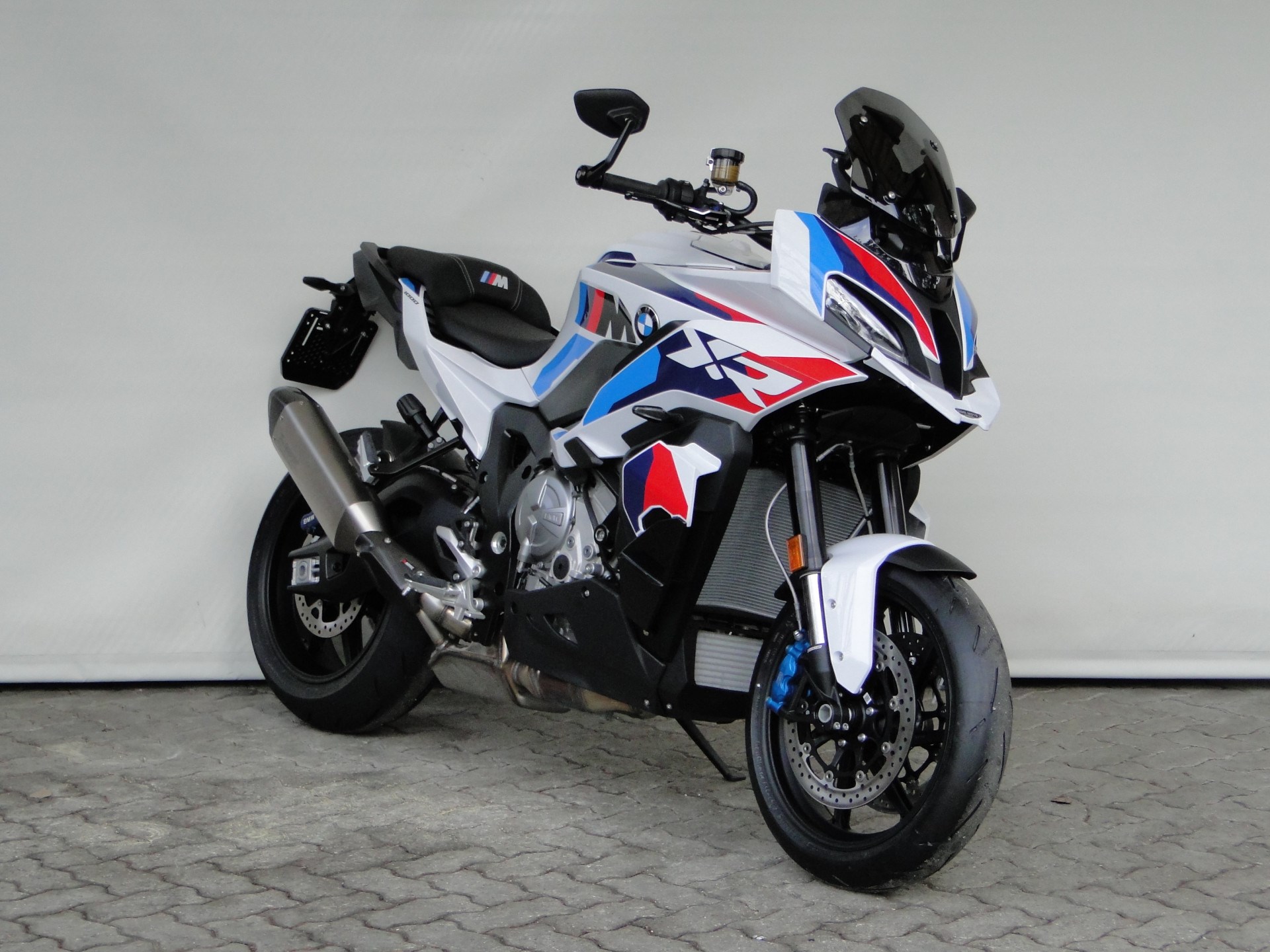 BMW M 1000 XR-showroom-element-2