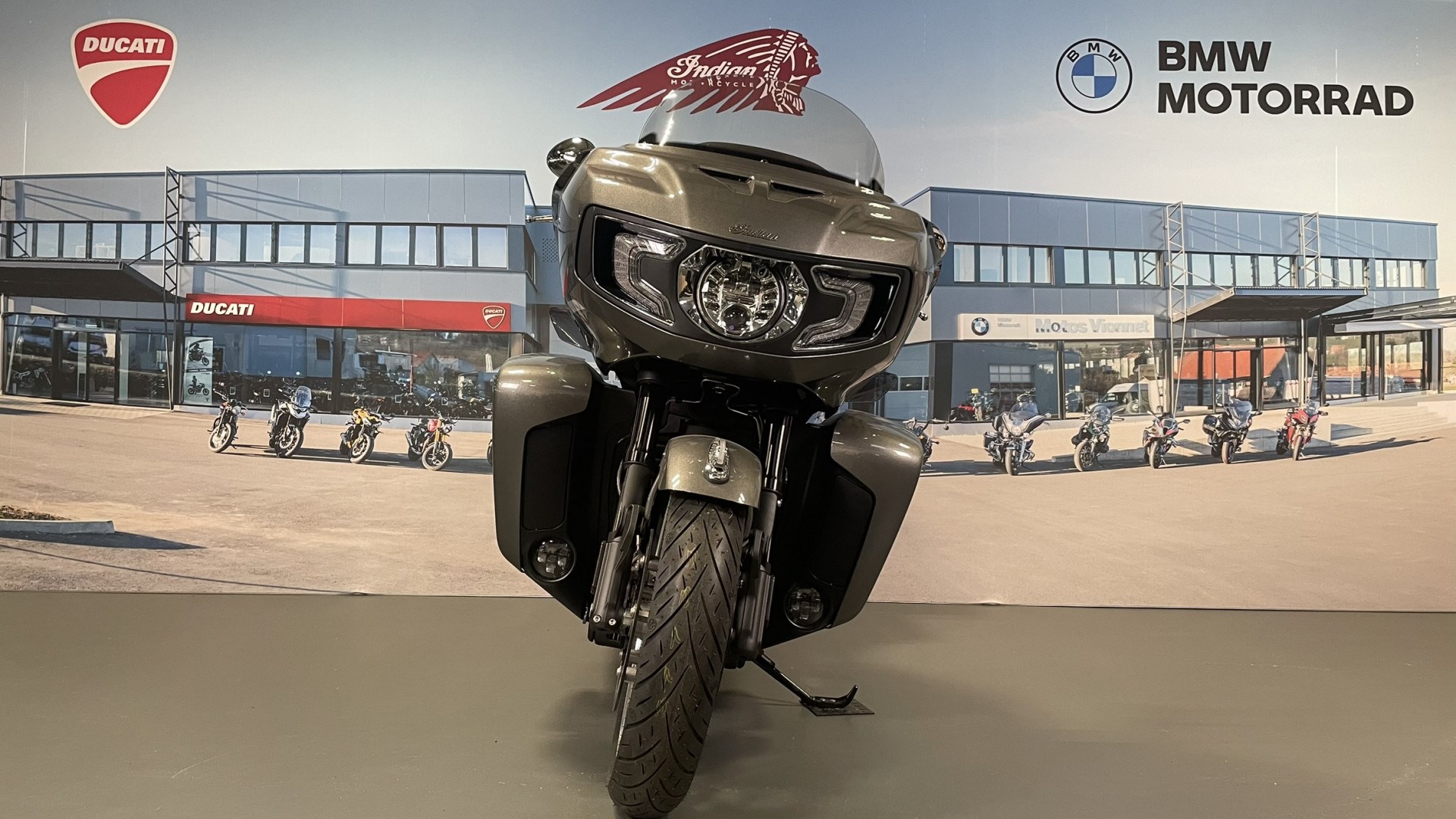 INDIAN Pursuit Limited Premium Package-showroom-element-1