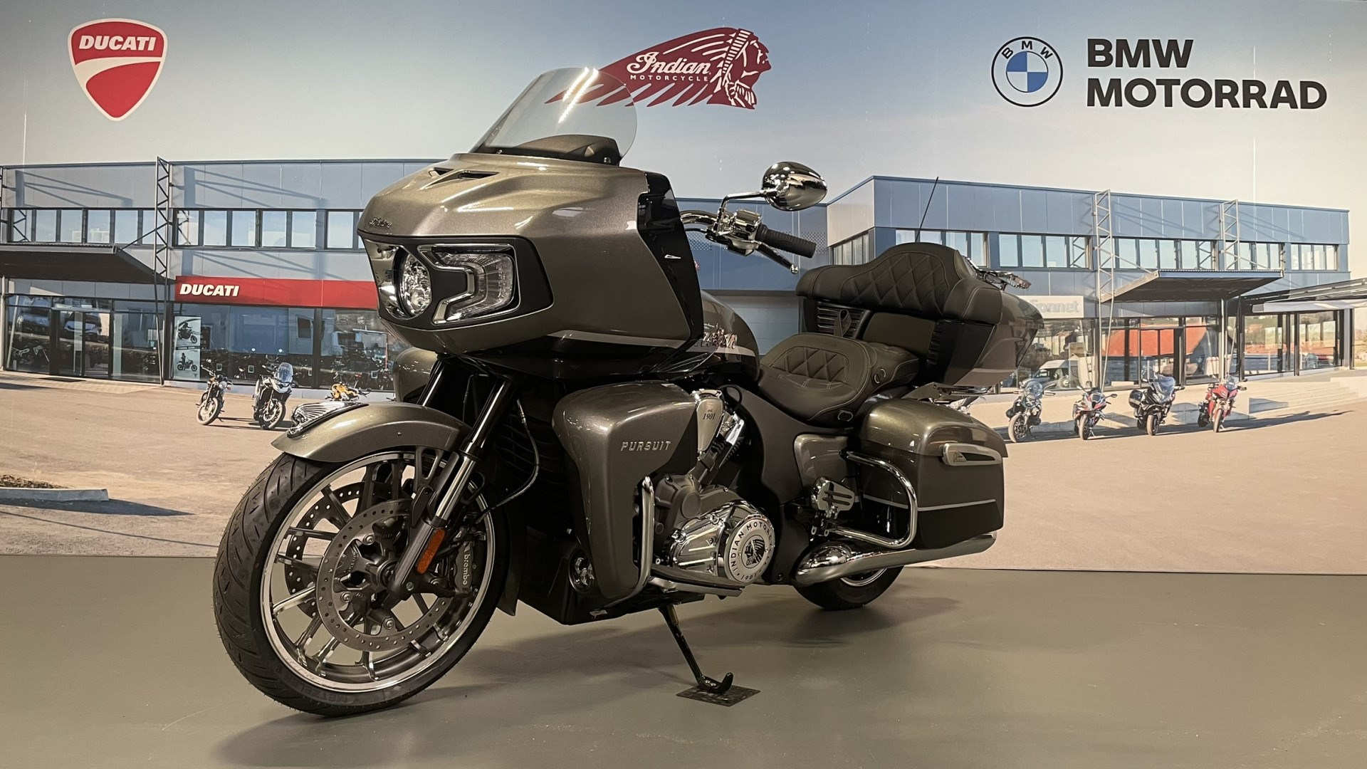 INDIAN Pursuit Limited Premium Package-showroom-element-2