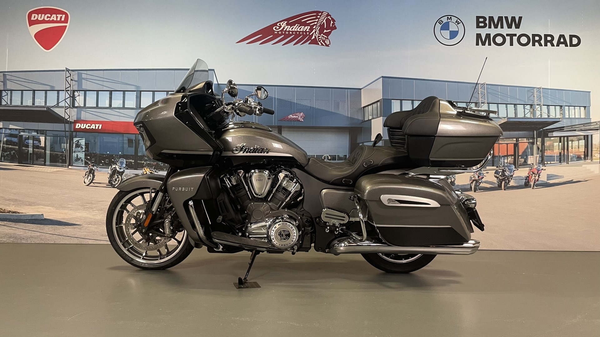 INDIAN Pursuit Limited Premium Package-showroom-element-3