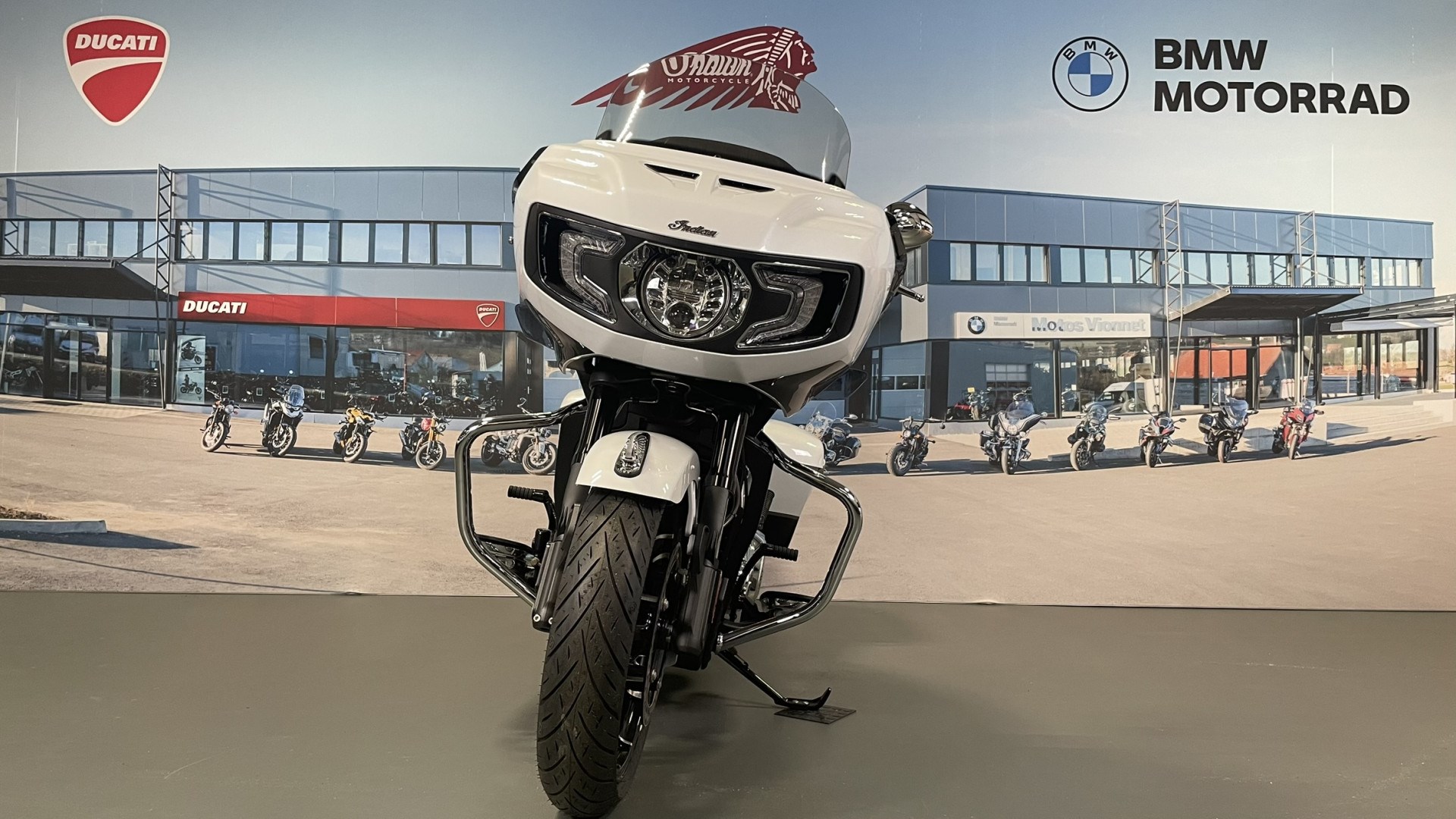 INDIAN Challenger Limited-showroom-element-1