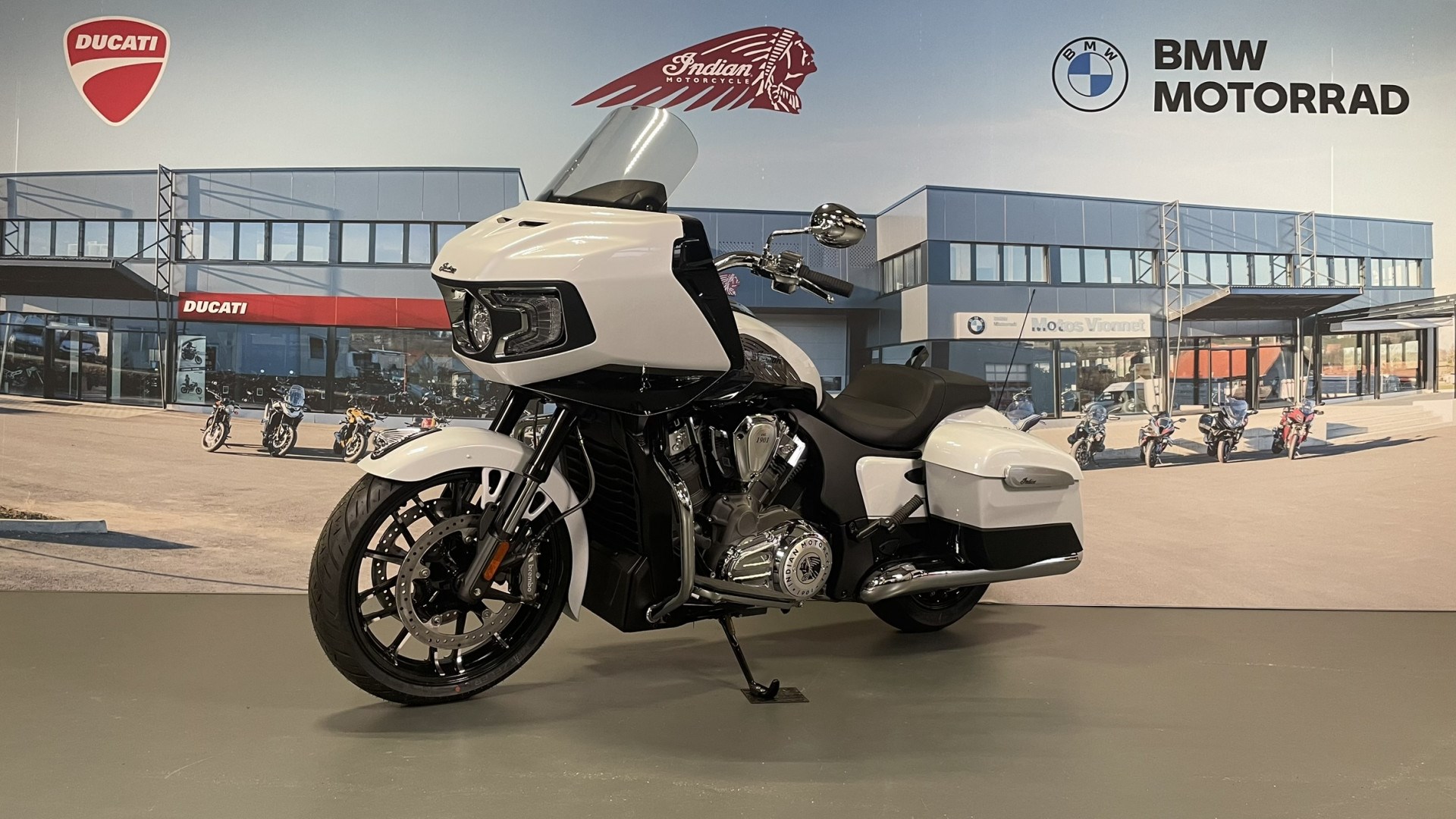 INDIAN Challenger Limited-showroom-element-2
