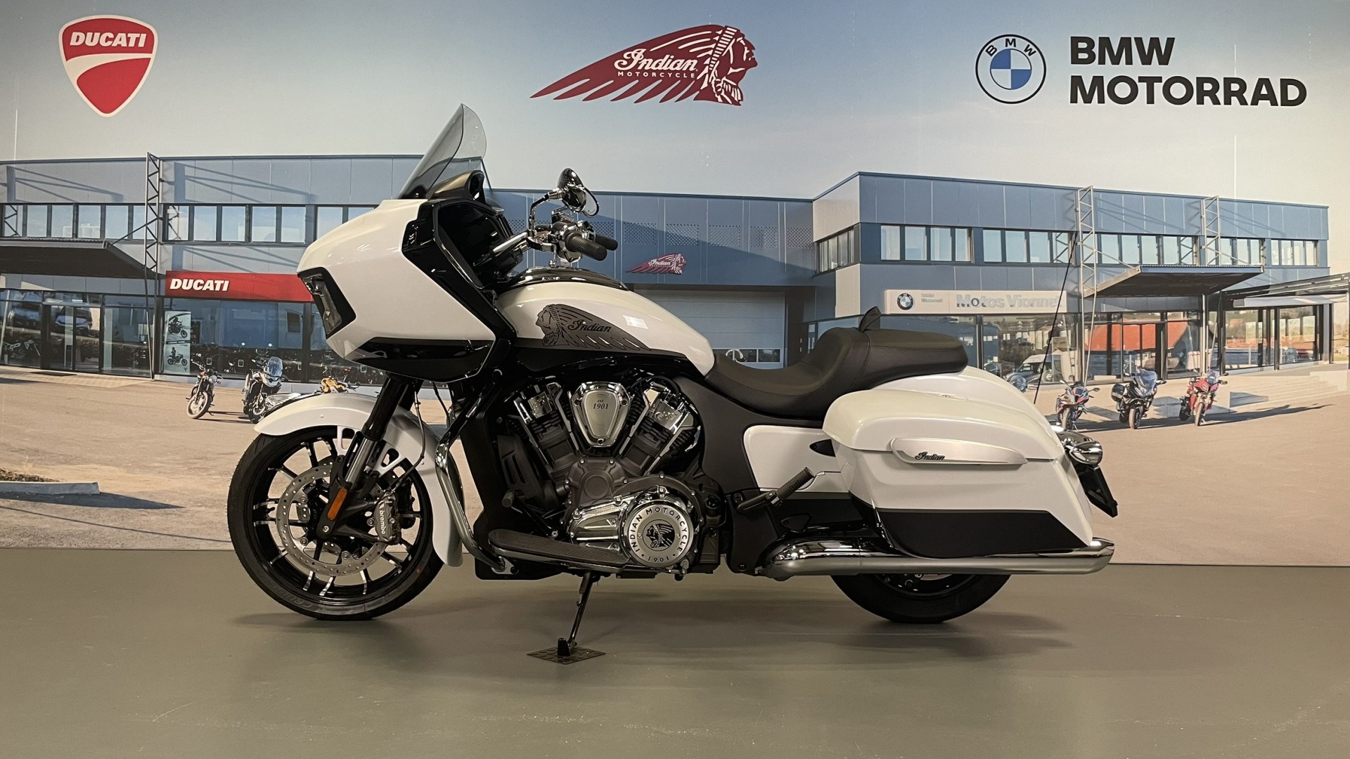 INDIAN Challenger Limited-showroom-element-3