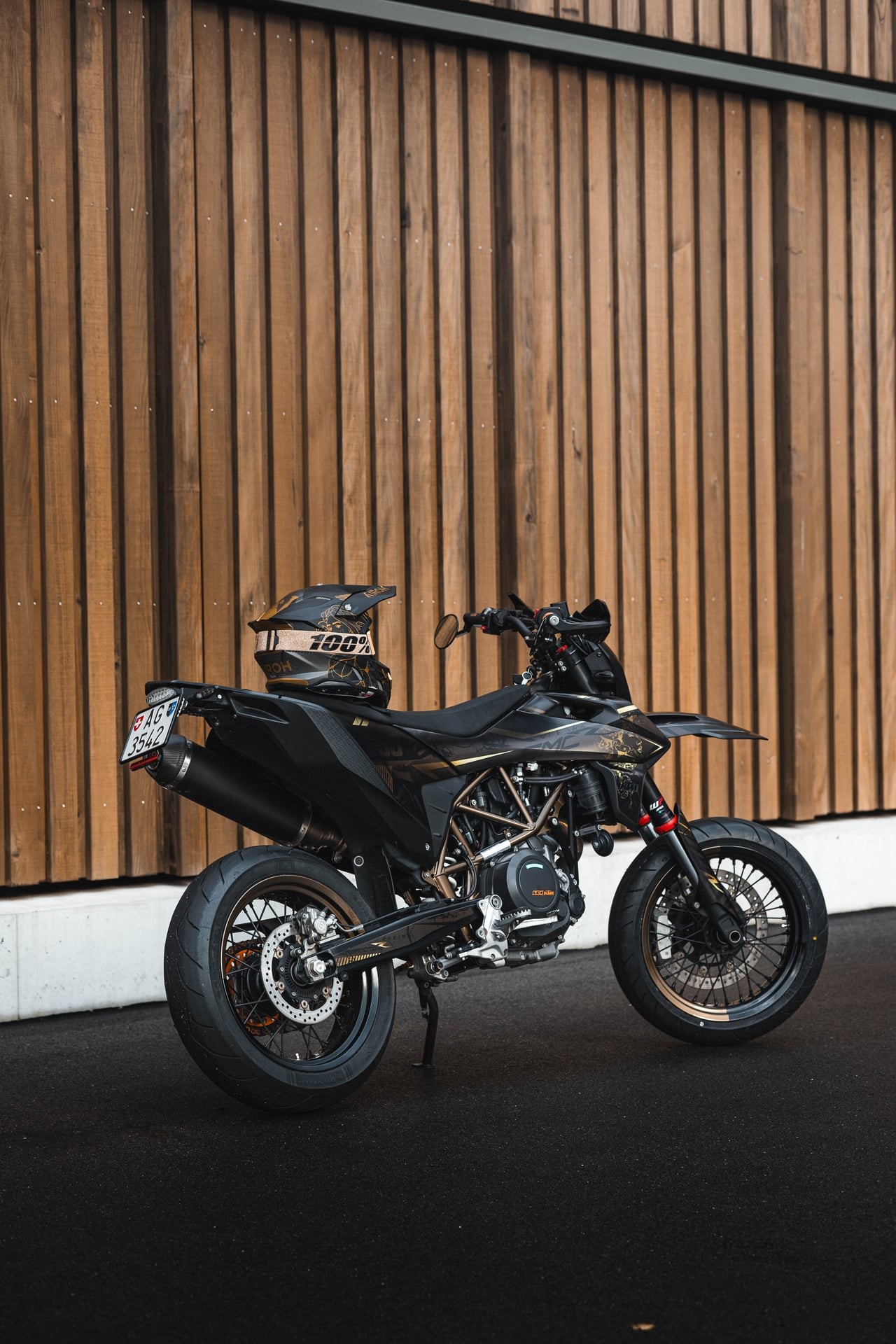 KTM 690 SMC R-showroom-element-2