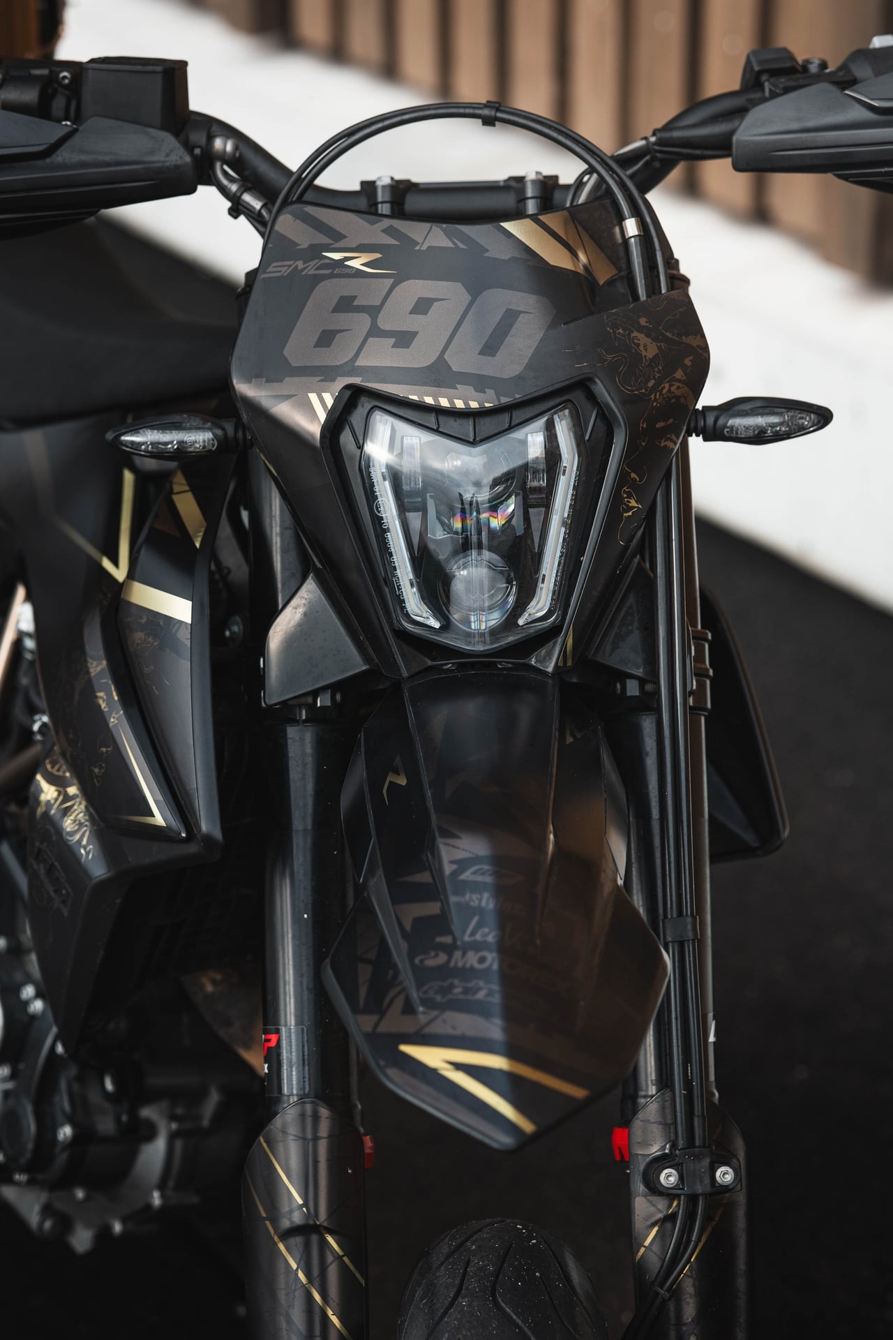 KTM 690 SMC R-showroom-element-1