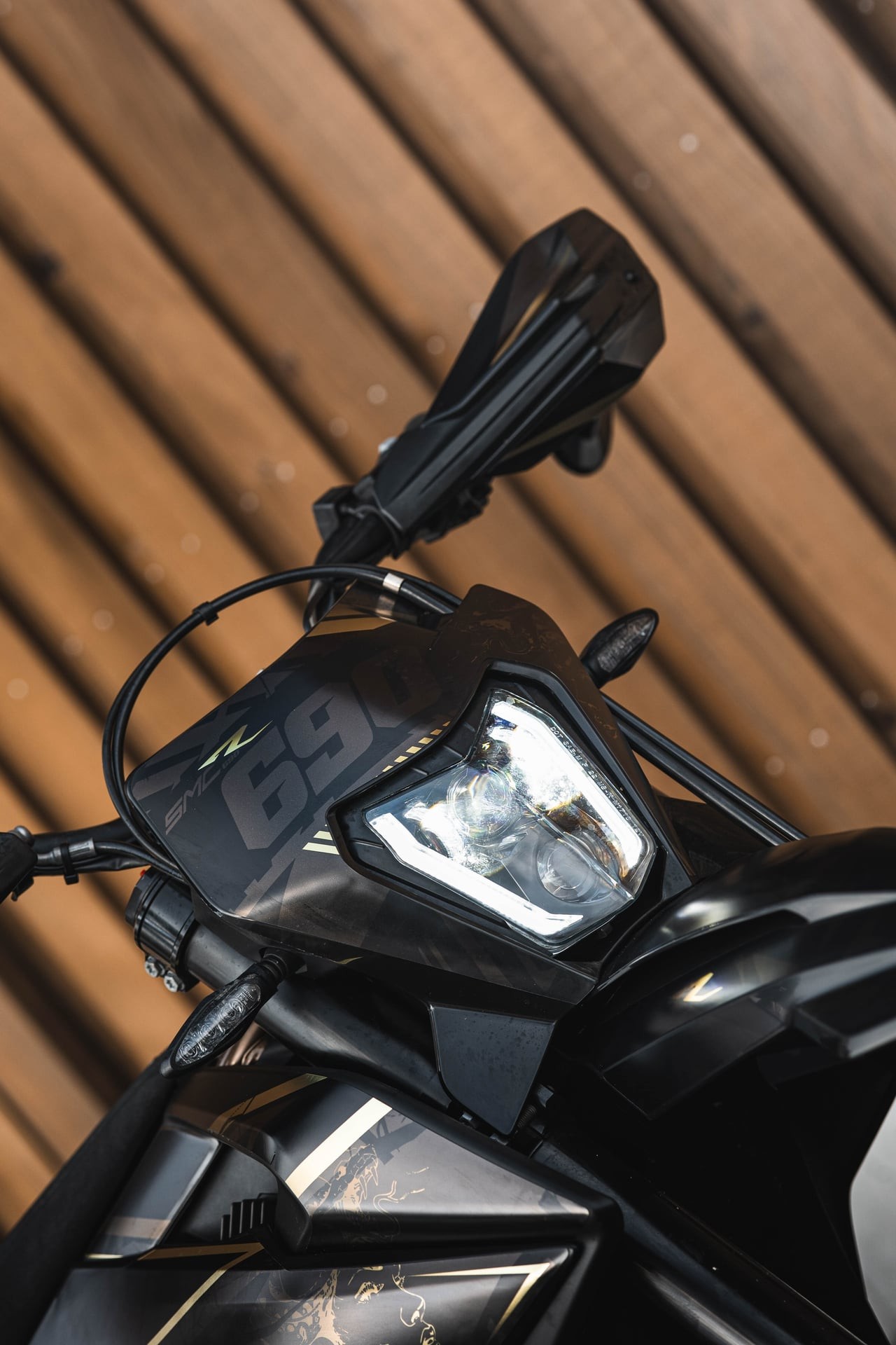 KTM 690 SMC R-showroom-element-3