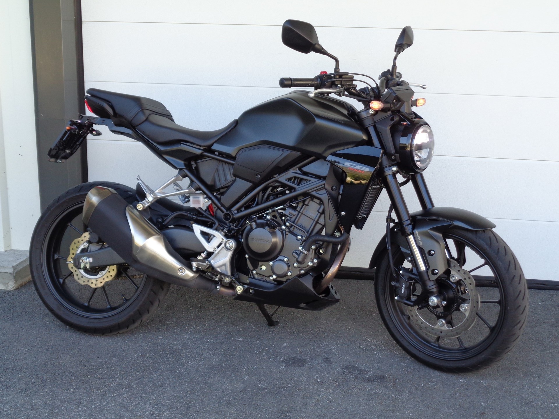 HONDA CB 300 R-image-0