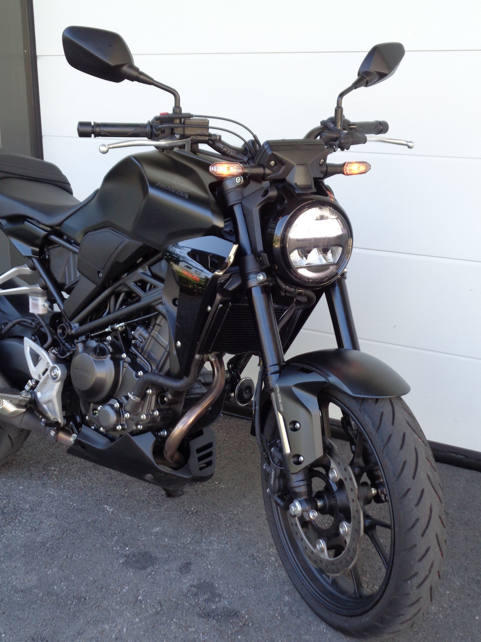 HONDA CB 300 R-image-1