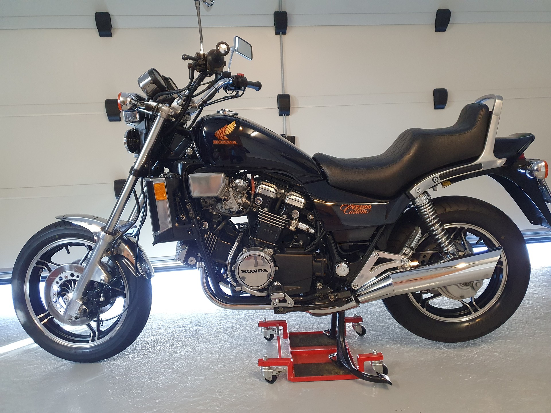 HONDA VF 1100 C E-showroom-element-1