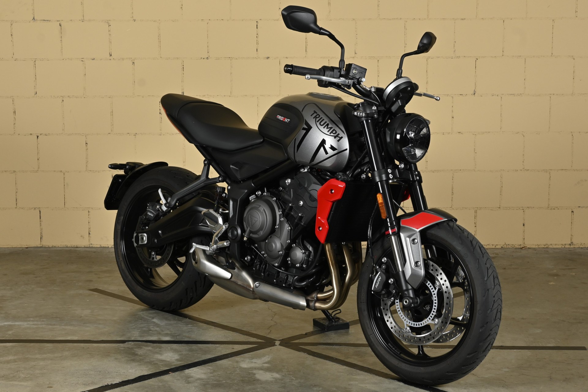 TRIUMPH Trident 660-showroom-element-1