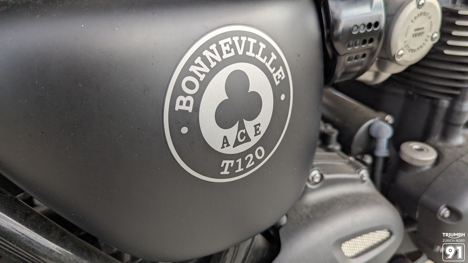 TRIUMPH Bonneville T120 ABS-showroom-element-1