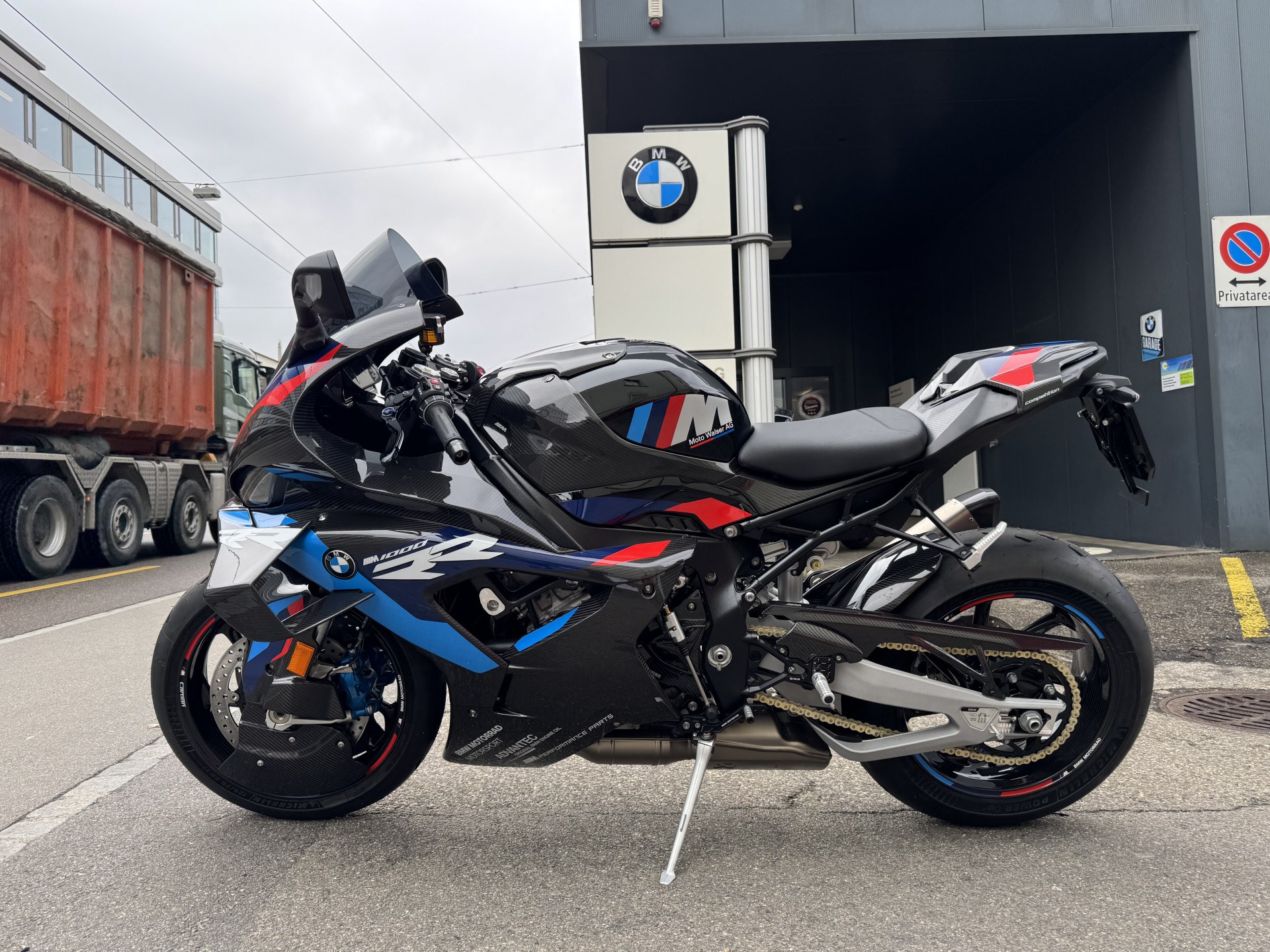 BMW M 1000 RR-showroom-element-1