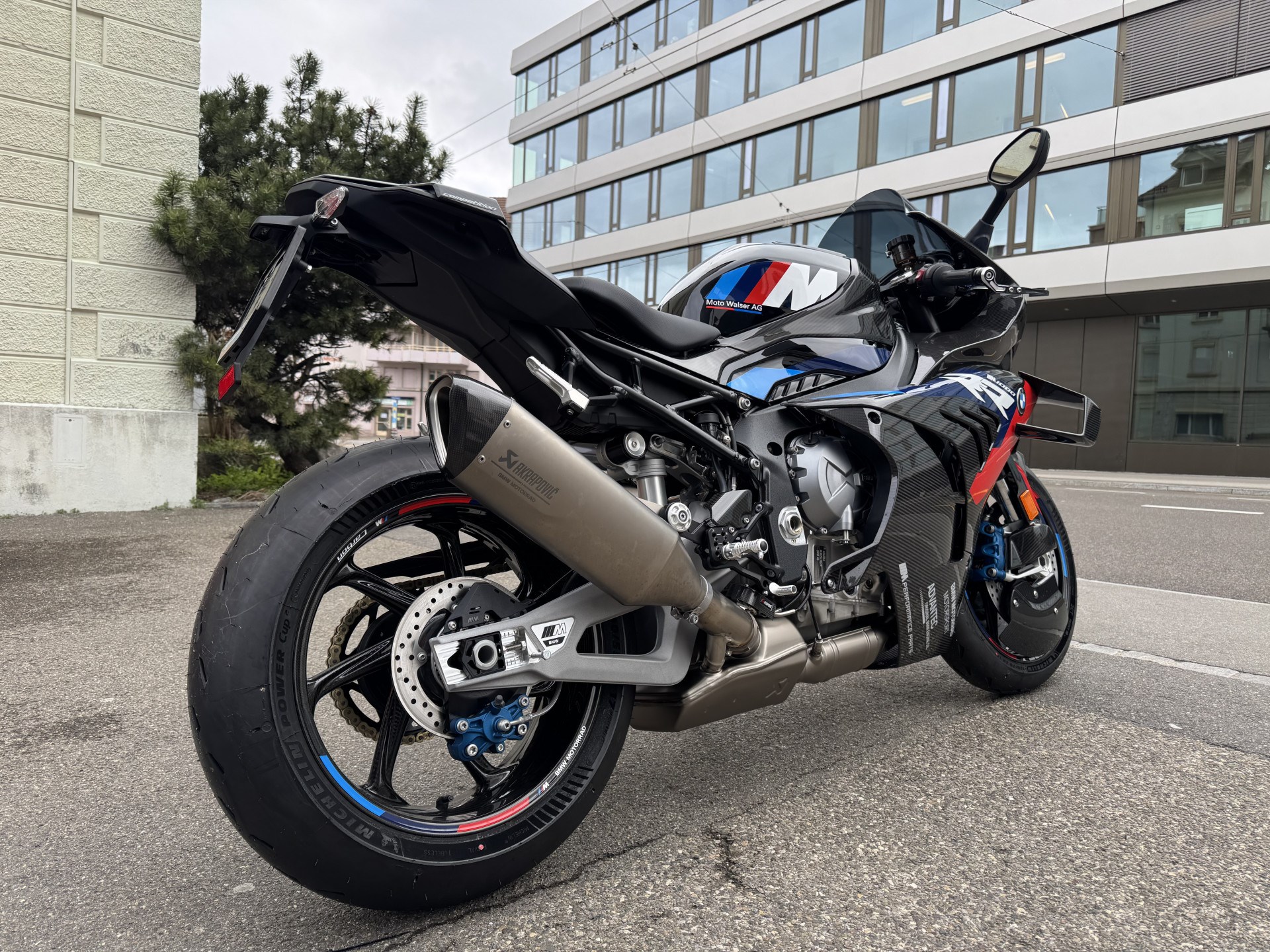 BMW M 1000 RR-showroom-element-3