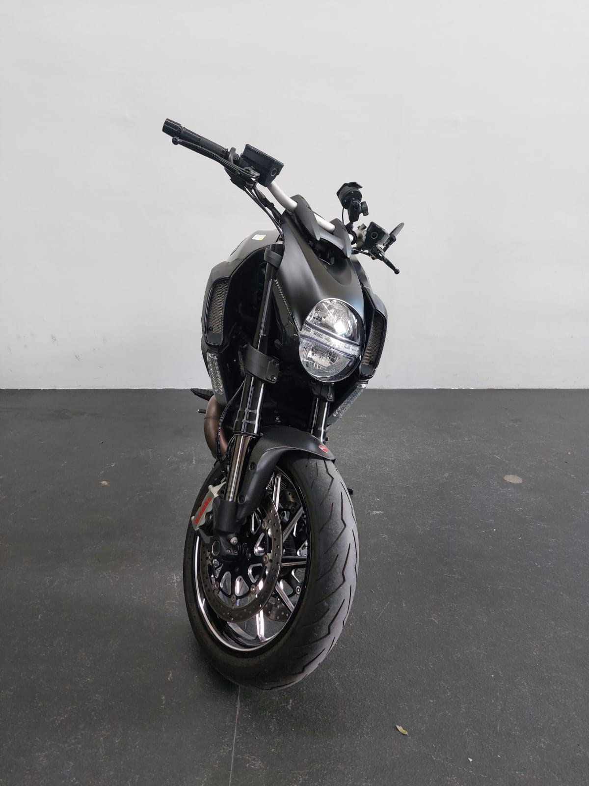 DUCATI Diavel 1200 Carbon Frisch ab Service und MFK-showroom-element-1