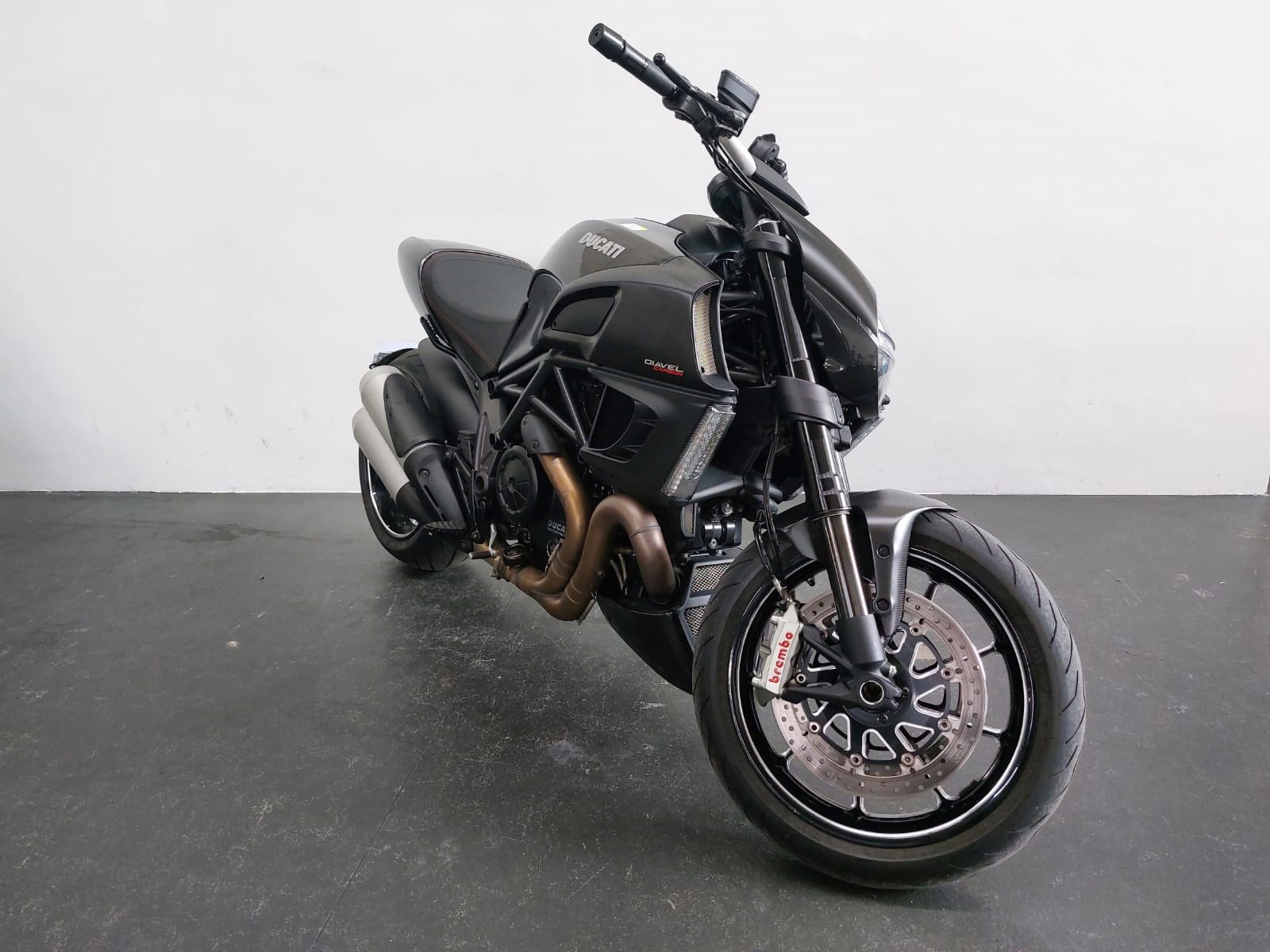 DUCATI Diavel 1200 Carbon Frisch ab Service und MFK-showroom-element-2