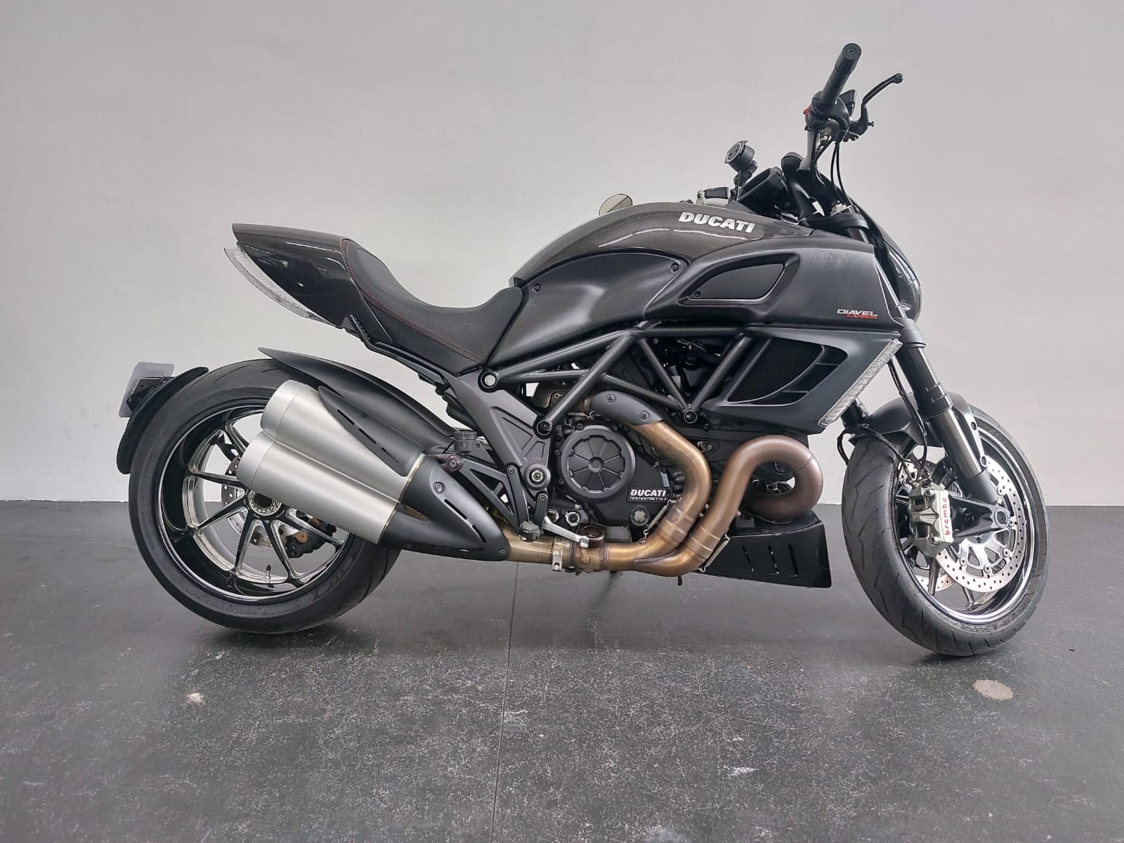 DUCATI Diavel 1200 Carbon Frisch ab Service und MFK-showroom-element-3