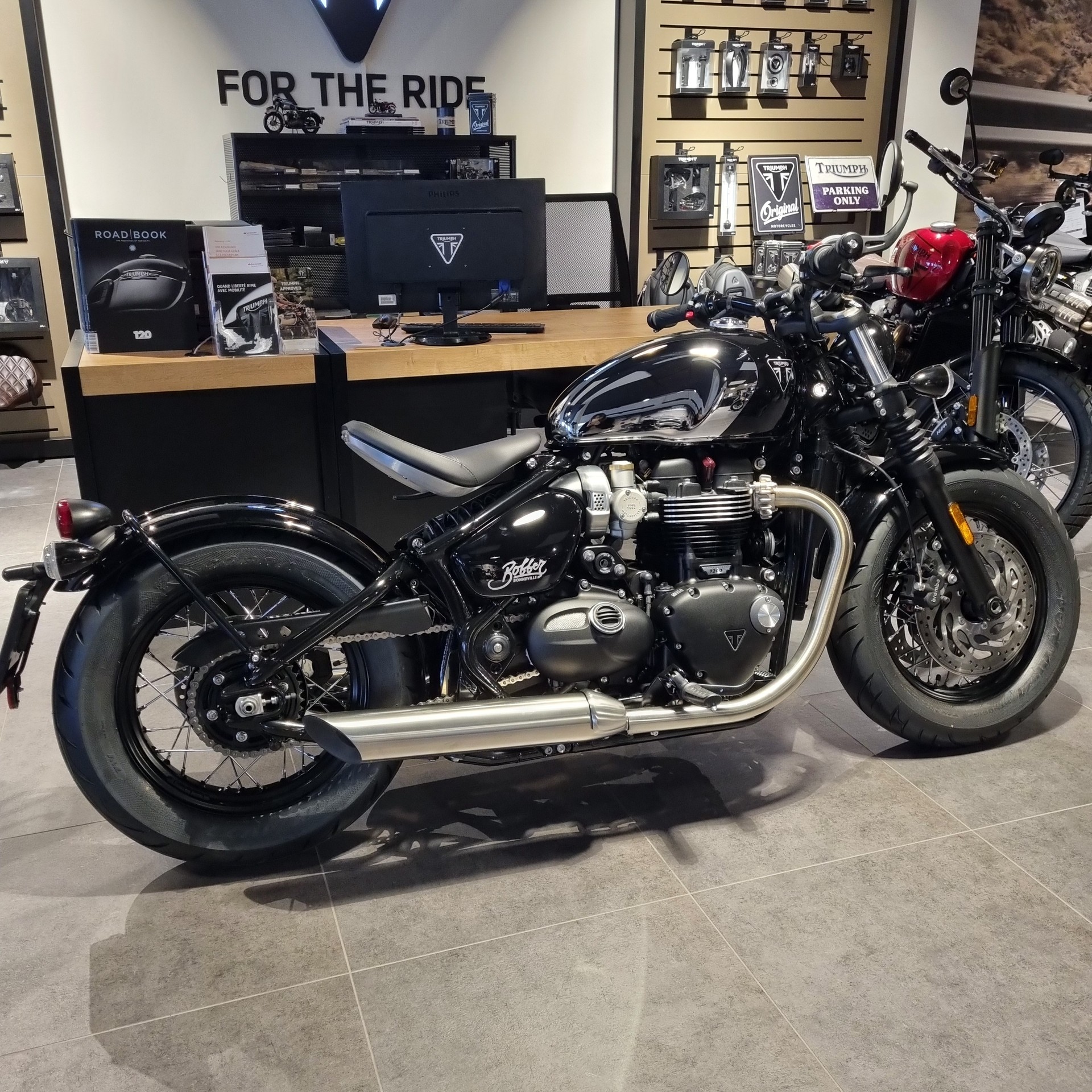 TRIUMPH Bonneville 1200  Bobber Special Edition-showroom-element-1