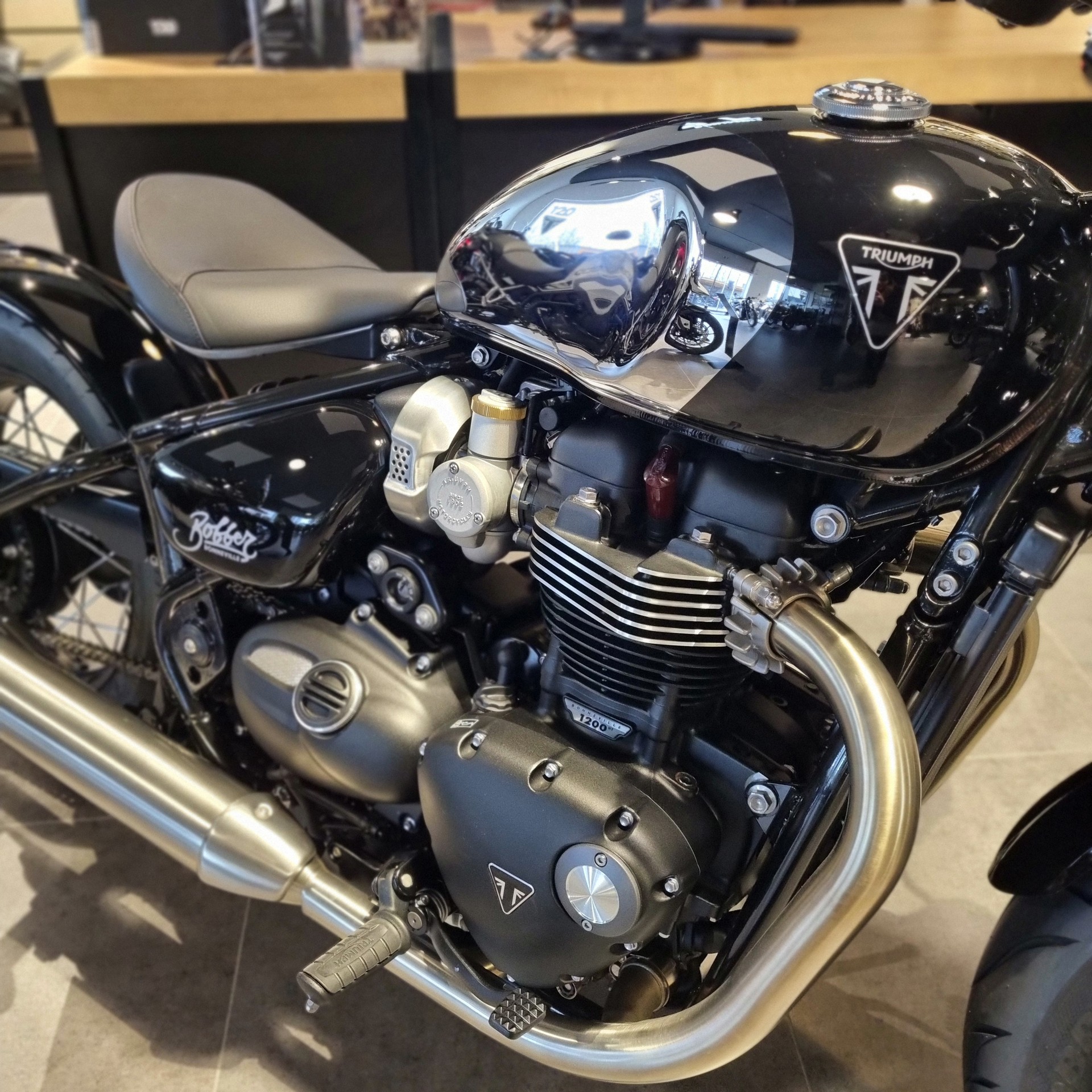TRIUMPH Bonneville 1200  Bobber Special Edition-showroom-element-2