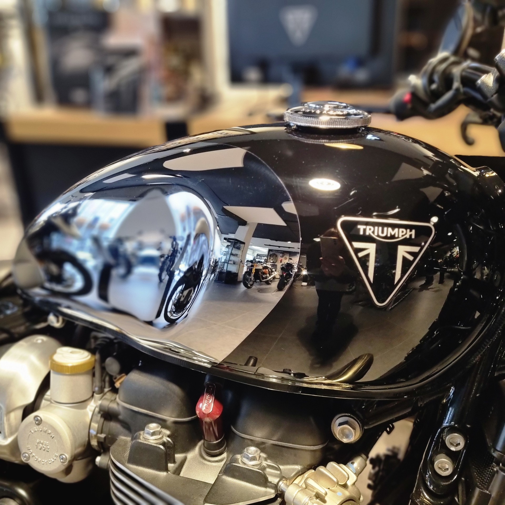 TRIUMPH Bonneville 1200  Bobber Special Edition-showroom-element-3