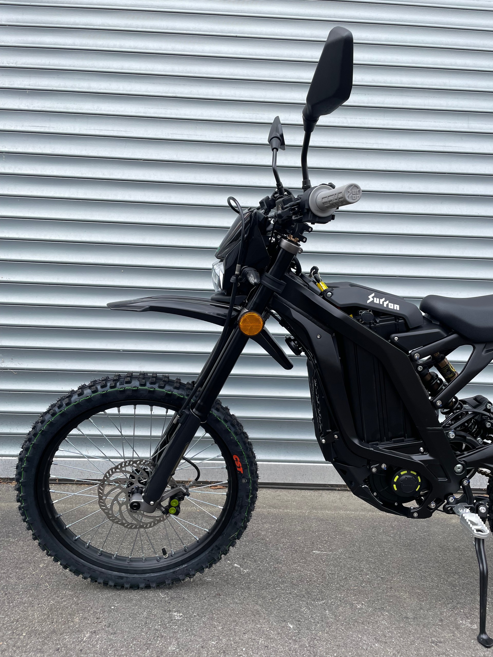 SUR-RON Light Bee L1e Black 2025-showroom-element-3