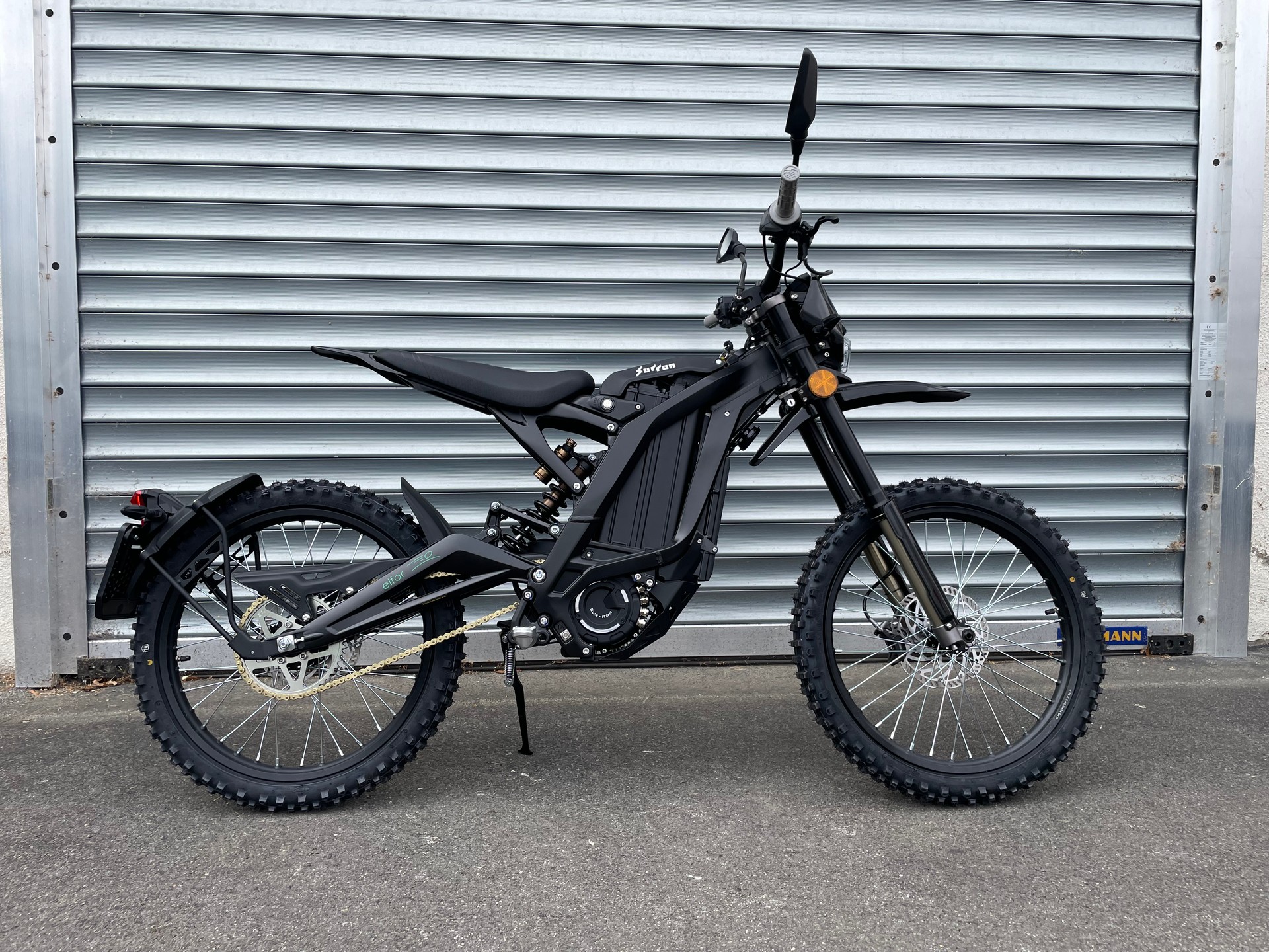 SUR-RON Light Bee L1e Black 2025-showroom-element-1