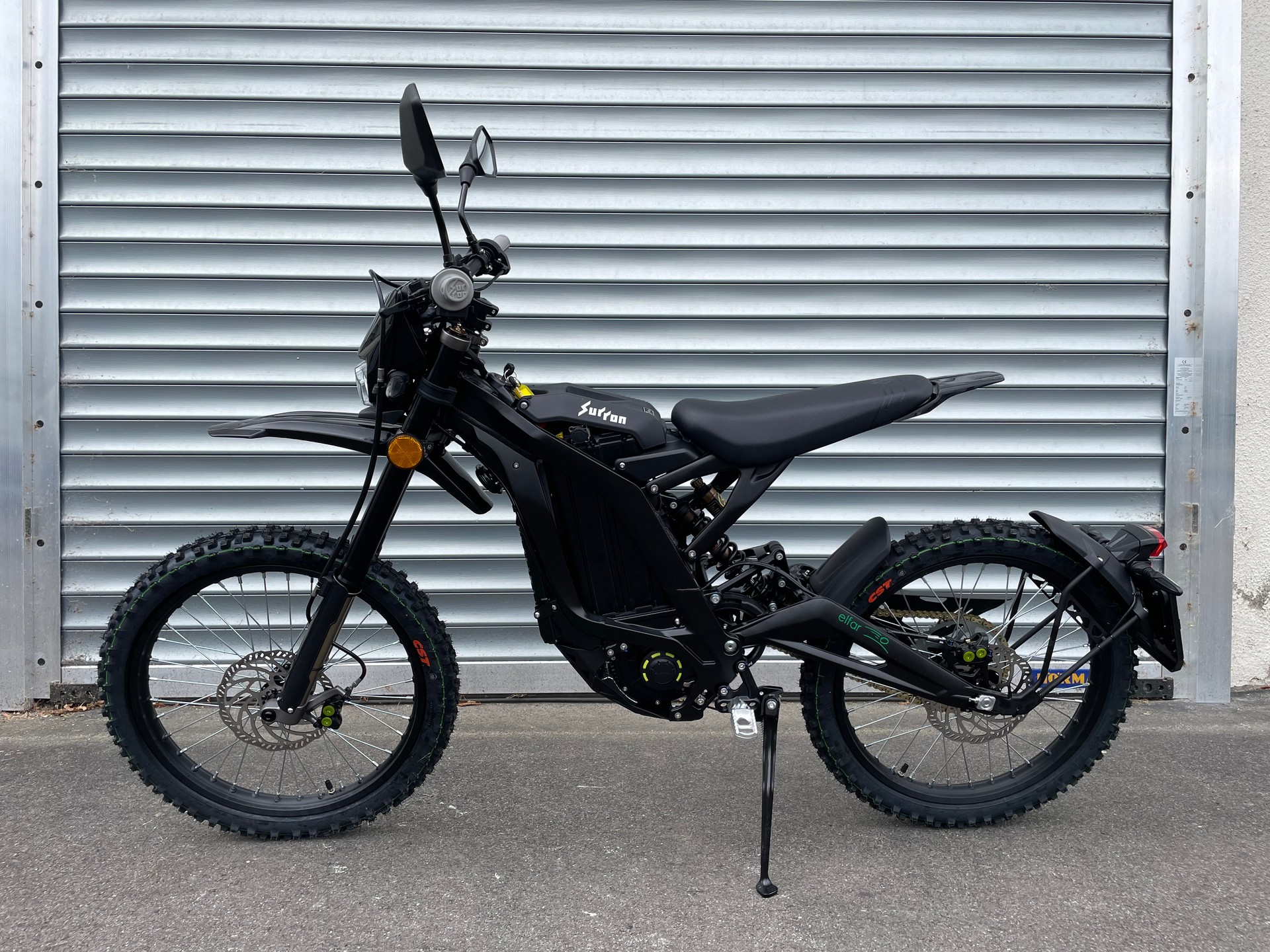 SUR-RON Light Bee L1e Black 2025-showroom-element-2