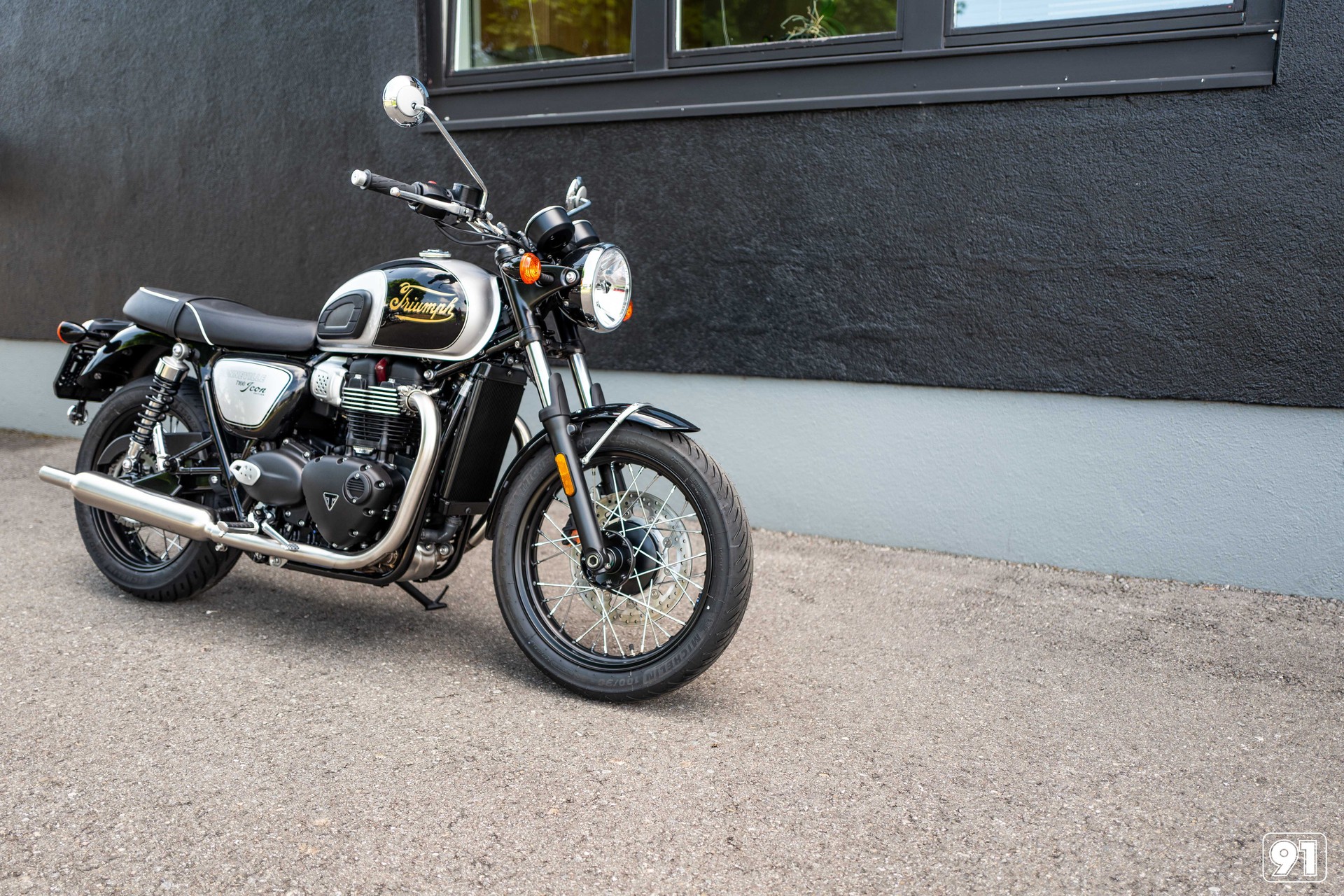 TRIUMPH Bonneville 900 T 100 Special Edition-showroom-element-1