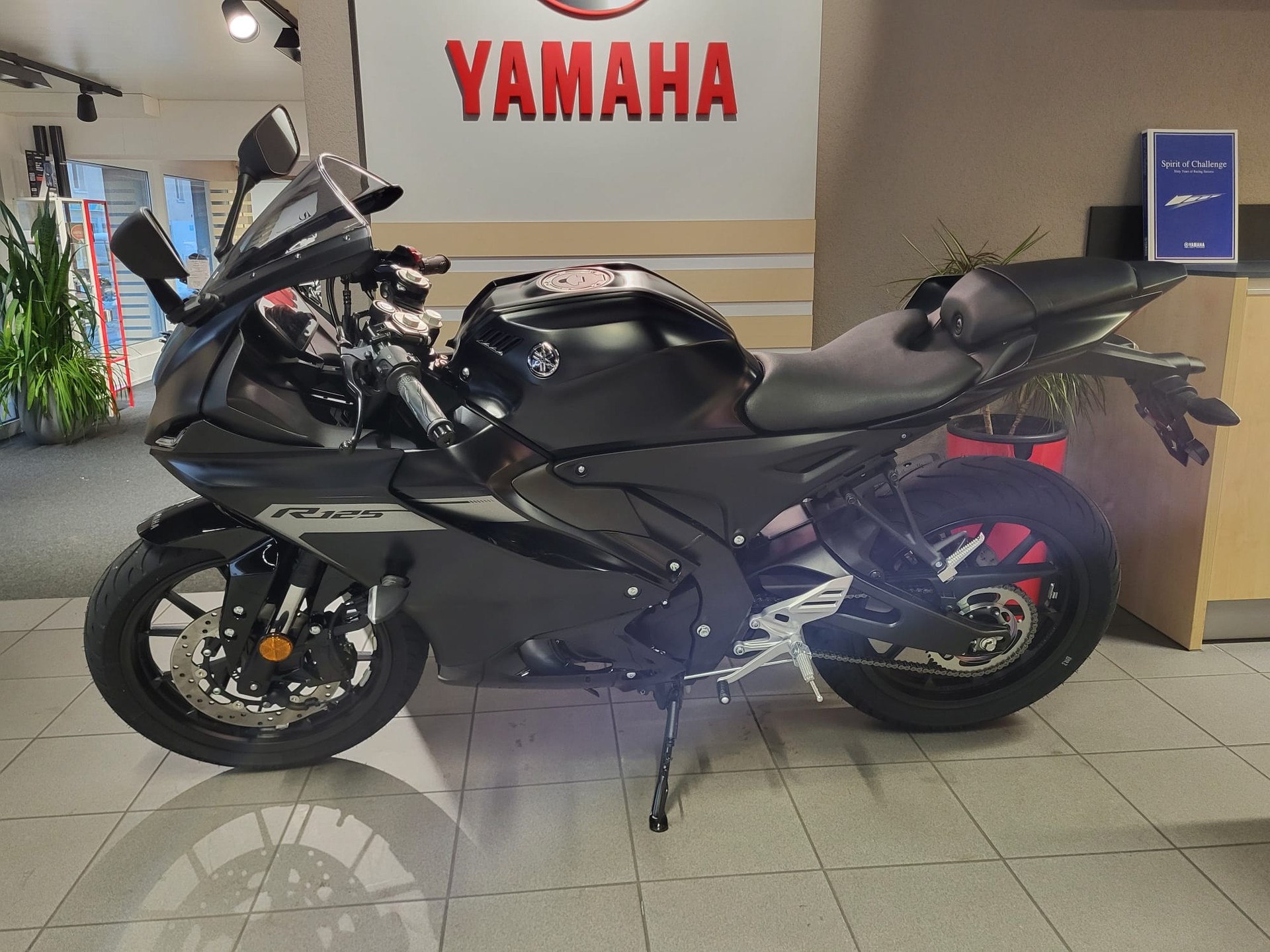 YAMAHA YZF-R 125 ABS-showroom-element-1