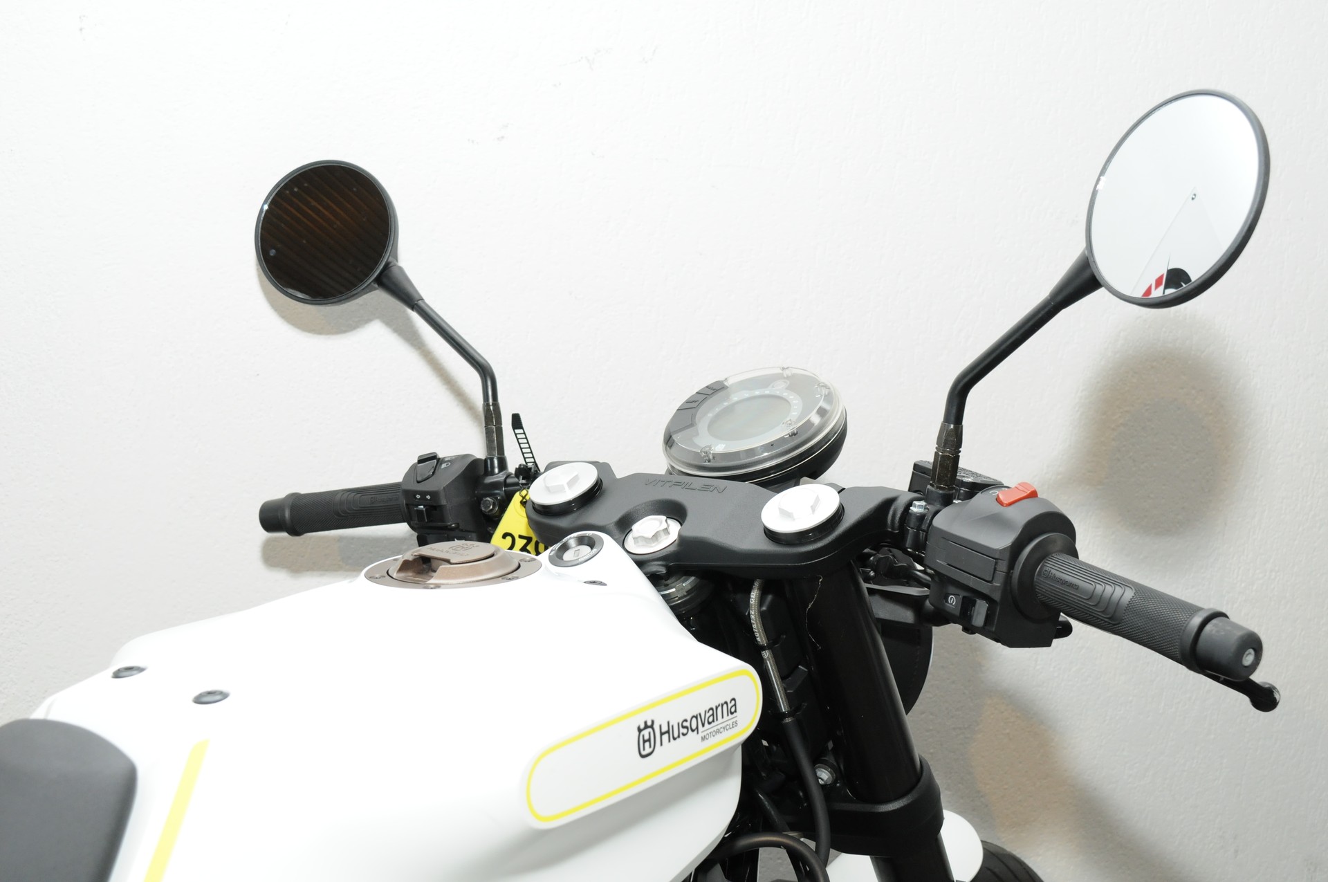 HUSQVARNA Vitpilen 401-showroom-element-3