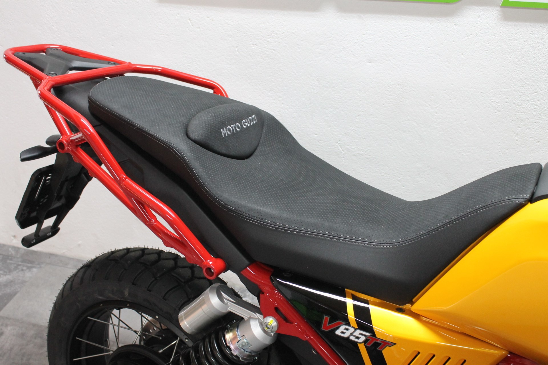 MOTO GUZZI V85 TT Premium Graphics-showroom-element-3