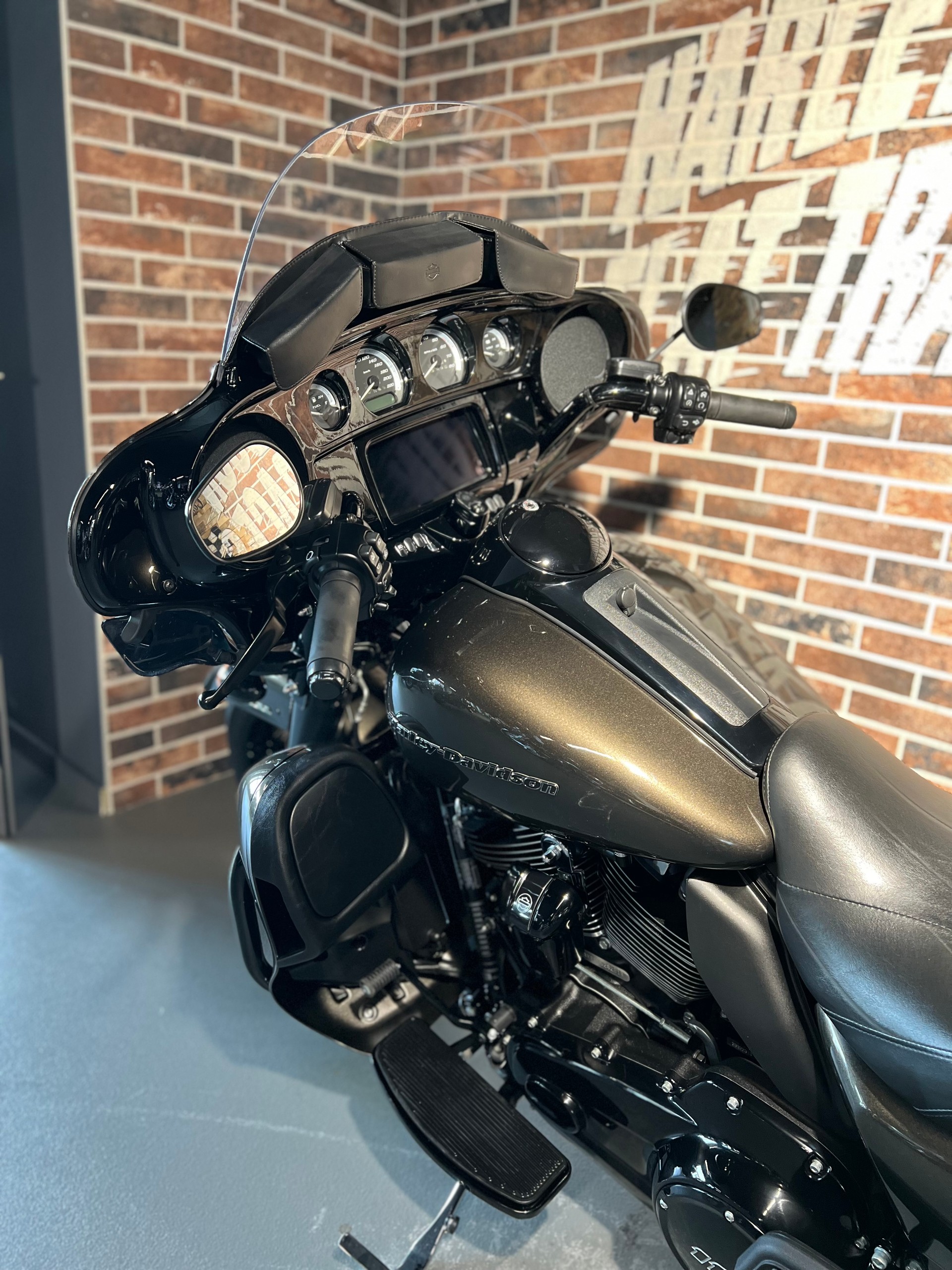 HARLEY-DAVIDSON FLHTK Electra Glide Ultra Limited 114-showroom-element-1