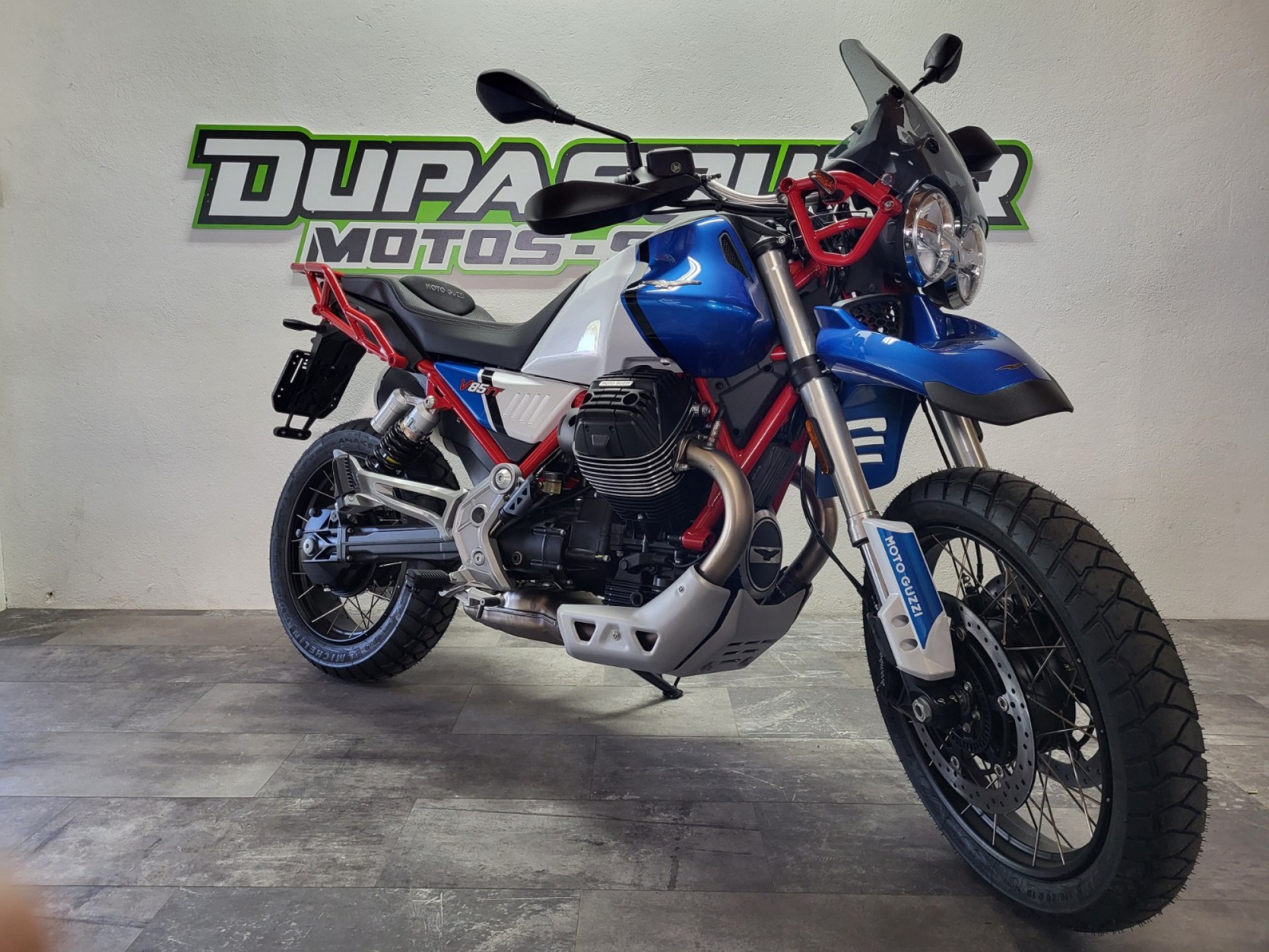 MOTO GUZZI V85 TT Premium Graphics-showroom-element-2