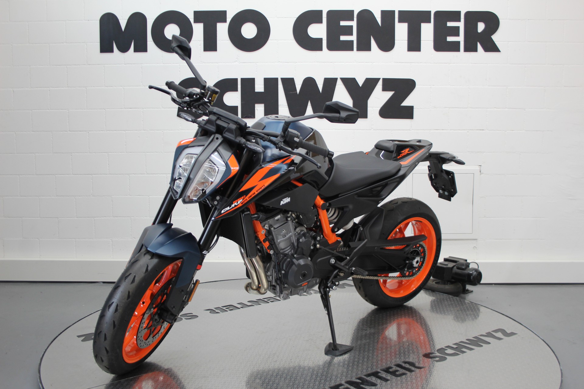KTM 890 Duke R-showroom-element-3